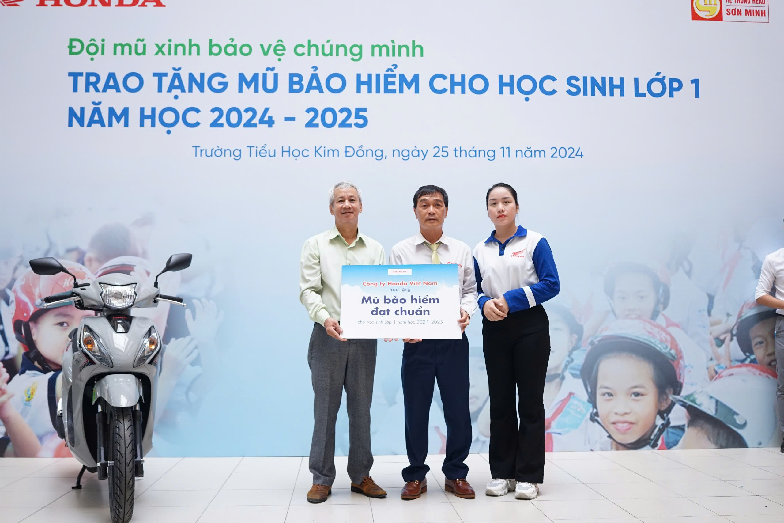 Honda Sơn Minh trao mũ bảo hiểm, tập huấn ATGT cho h&agrave;ng trăm học sinh tiểu học- Ảnh 3.