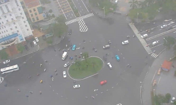 Mưa to, nhiều tuyến đường ở Huế bị ngập, xe cộ bì bõm lội nước- Ảnh 10. Mưa to, nhiều tuyến đường ở Huế bị ngập, xe cộ bì bõm lội nước- Ảnh 10.