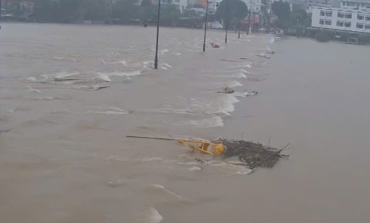 Mưa to, nhiều tuyến đường ở Huế bị ngập, xe cộ bì bõm lội nước- Ảnh 6. Mưa to, nhiều tuyến đường ở Huế bị ngập, xe cộ bì bõm lội nước- Ảnh 6.