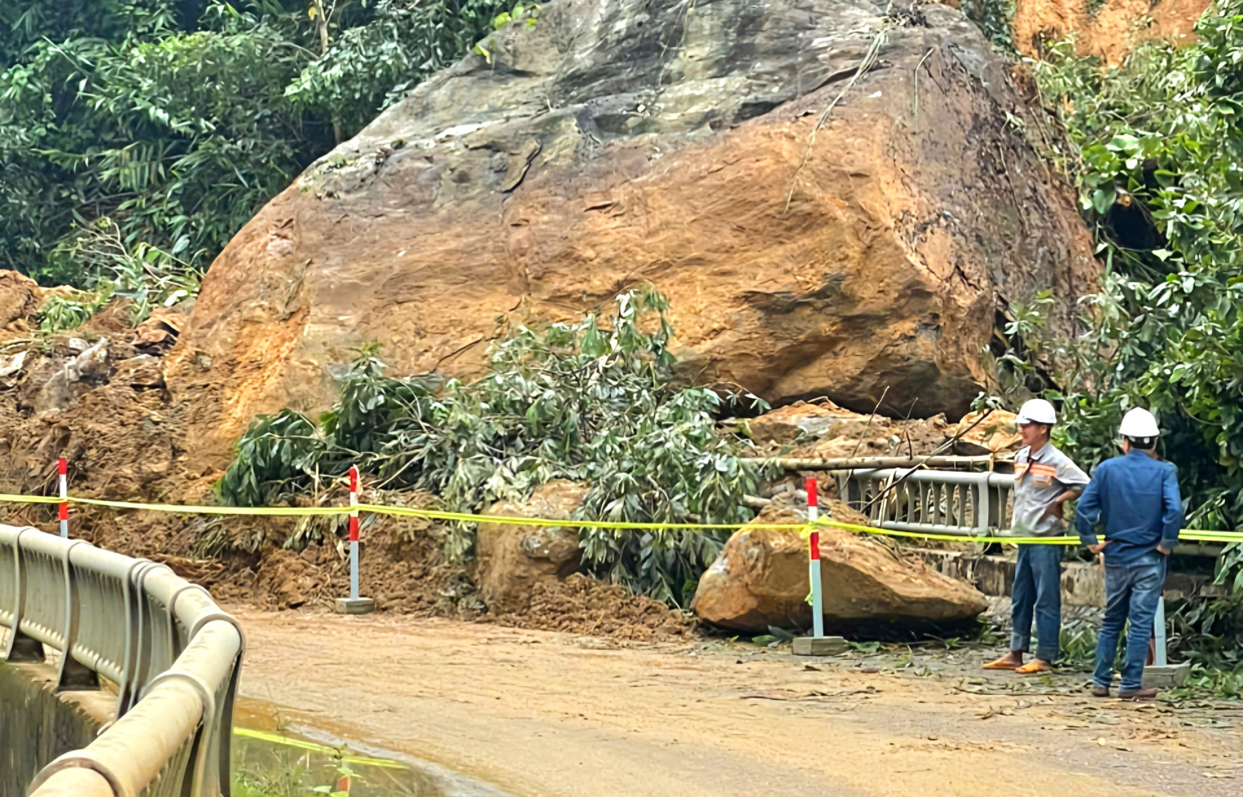 Sạt lở g&acirc;y x&ocirc; lệch mặt cầu tr&ecirc;n QL14E qua Quảng Nam- Ảnh 1.