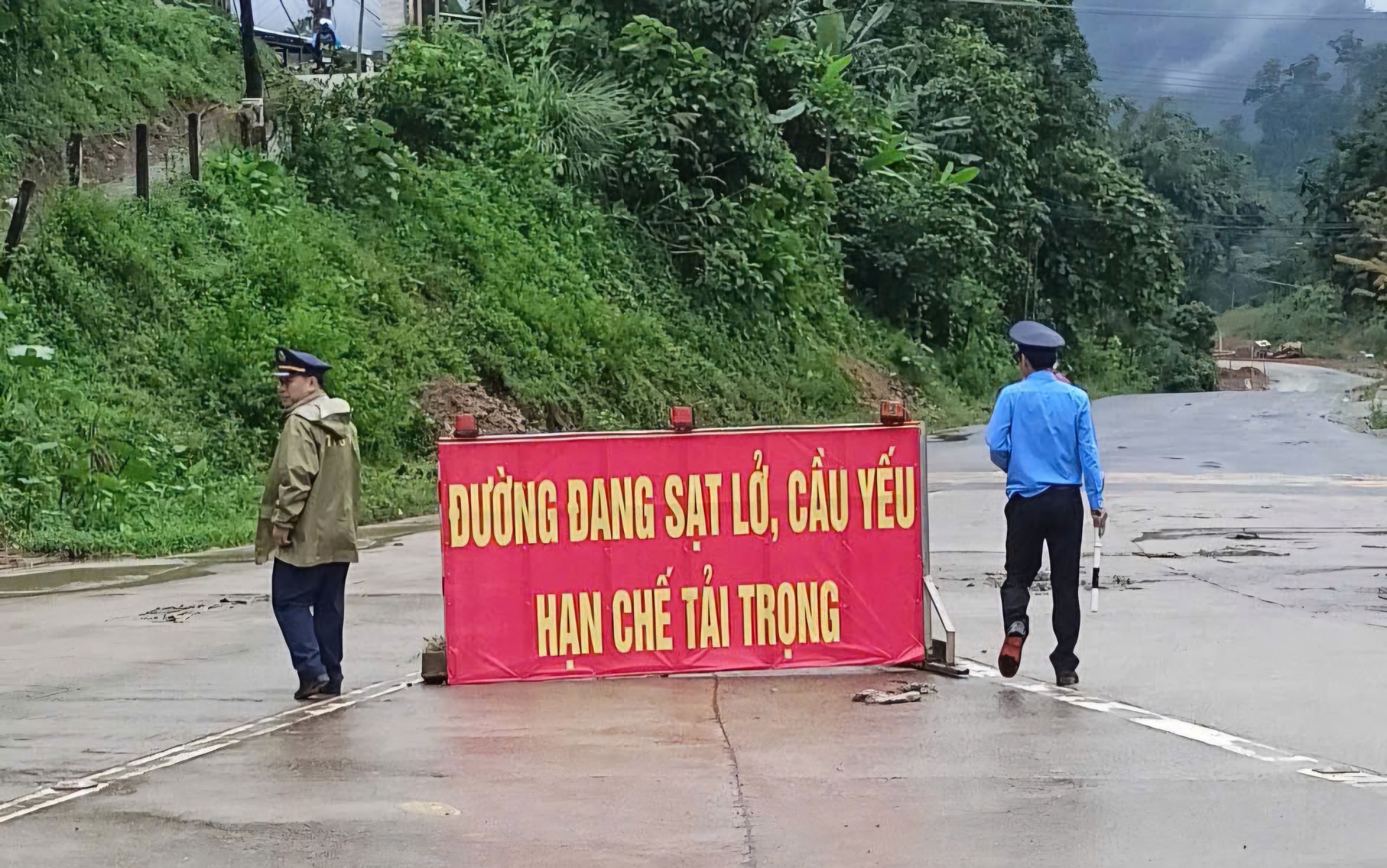 Sạt lở g&acirc;y x&ocirc; lệch mặt cầu tr&ecirc;n QL14E qua Quảng Nam- Ảnh 3.