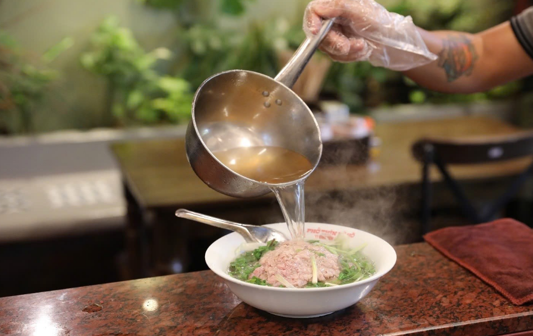 Độc đ&aacute;o trải nghiệm "phở số" do robot nấu ở Lễ hội văn h&oacute;a ẩm thực H&agrave; Nội- Ảnh 2.