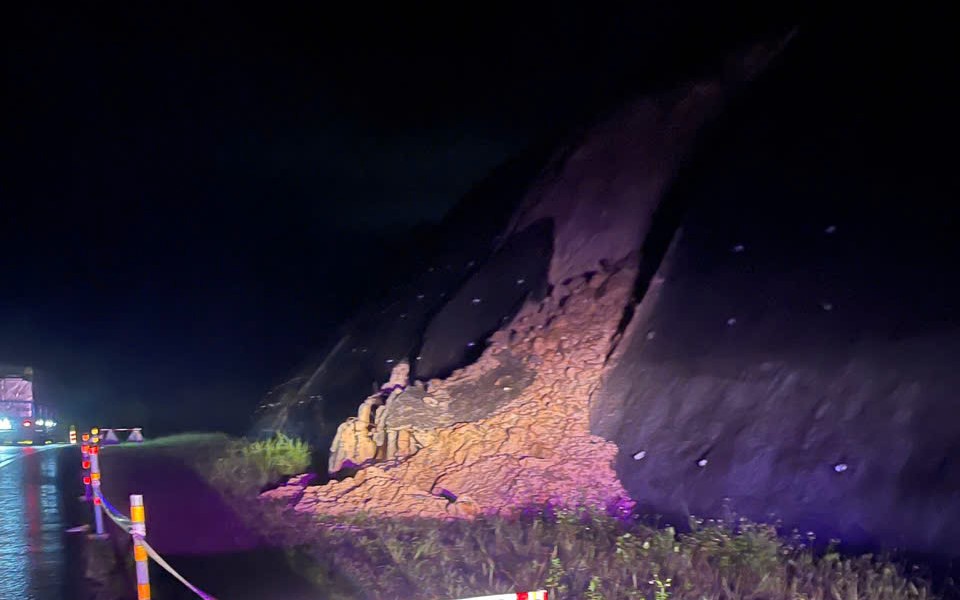 Thừa Thi&ecirc;n - Huế: Mưa lớn g&acirc;y sạt trượt ta luy dương cao tốc La Sơn - T&uacute;y Loan