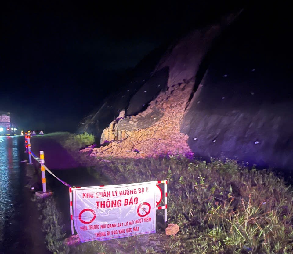 Thừa Thi&ecirc;n - Huế: Mưa lớn g&acirc;y sạt trượt ta luy dương cao tốc La Sơn - T&uacute;y Loan- Ảnh 1.