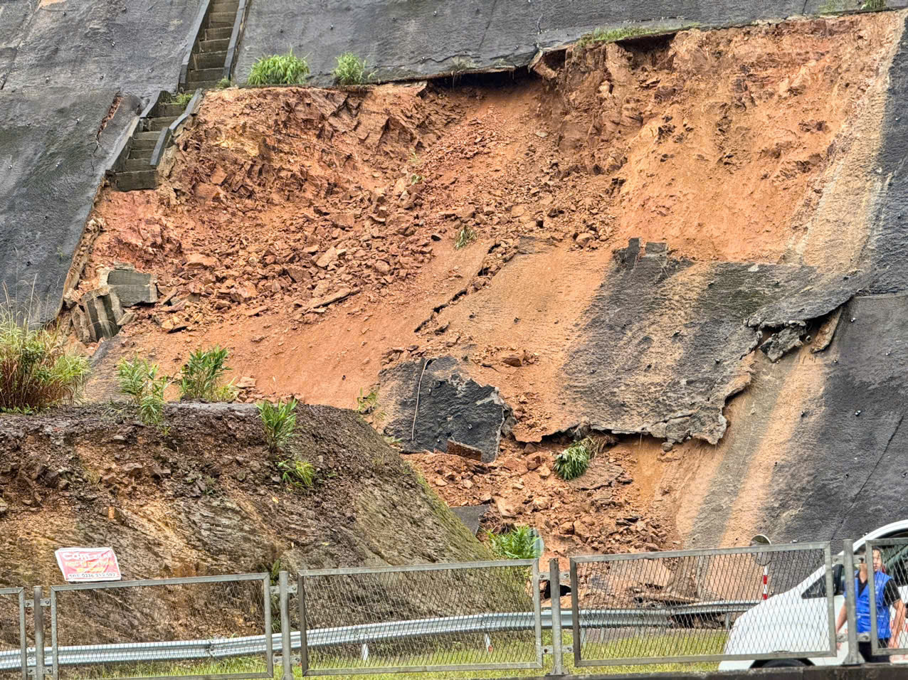 Thừa Thi&ecirc;n - Huế: Mưa lớn g&acirc;y sạt trượt ta luy dương cao tốc La Sơn - T&uacute;y Loan- Ảnh 2.