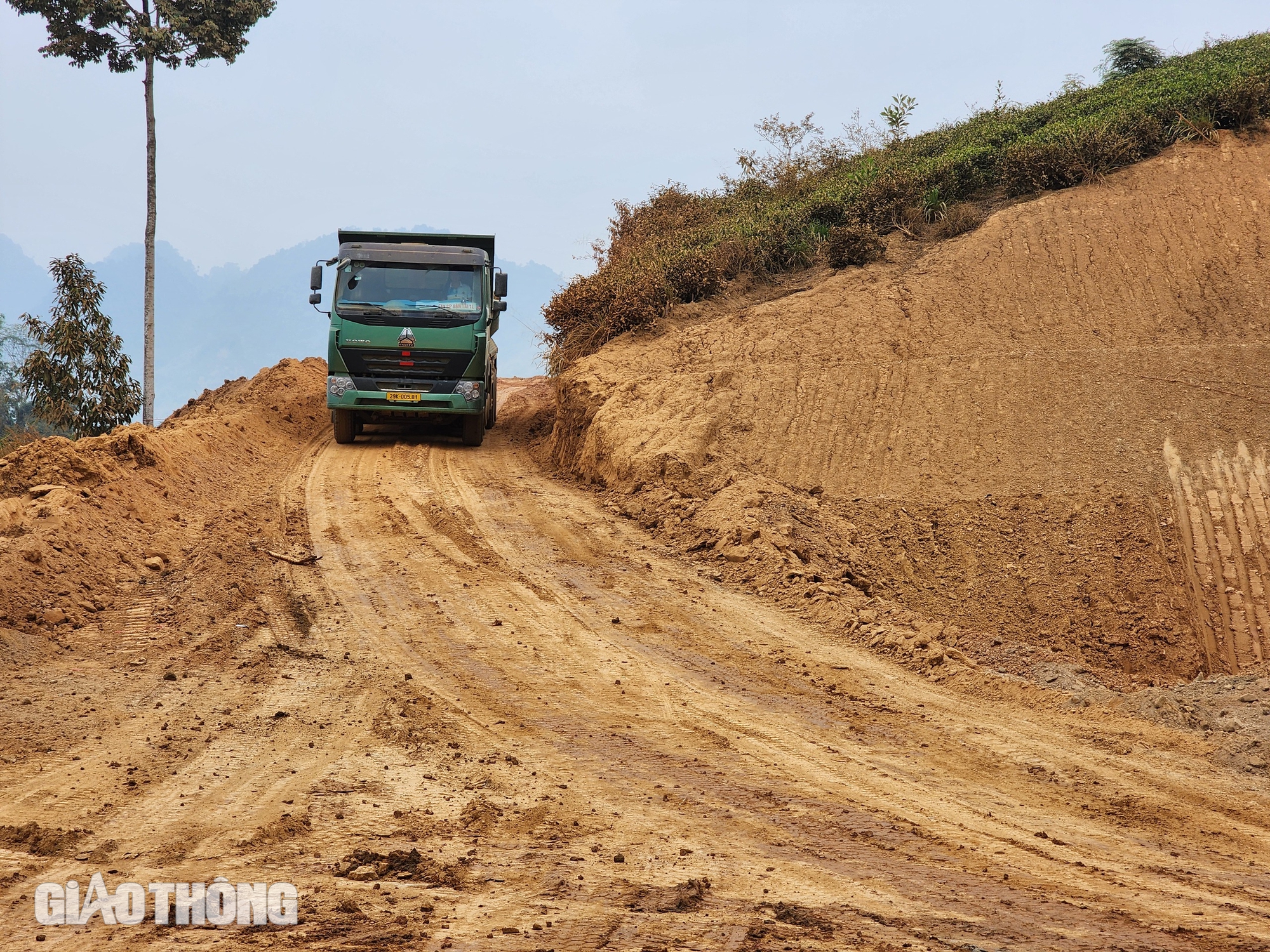 Mặt bằng "x&ocirc;i đỗ", nh&agrave; thầu cao tốc Tuy&ecirc;n Quang - H&agrave; Giang thi c&ocirc;ng cầm chừng- Ảnh 1.