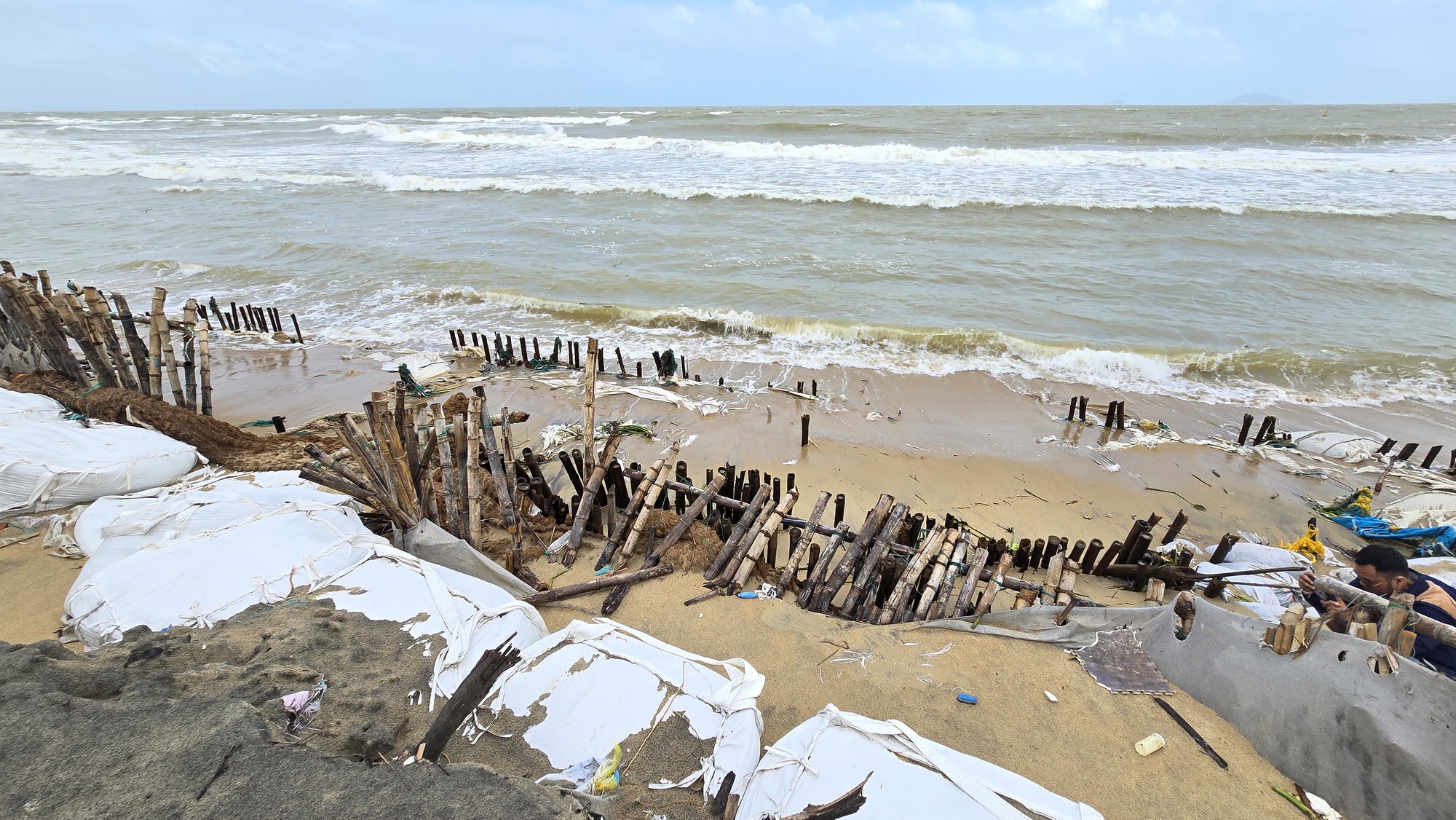 H&agrave;ng trăm m&eacute;t bờ biển Hội An sạt lở nghi&ecirc;m trọng- Ảnh 4.