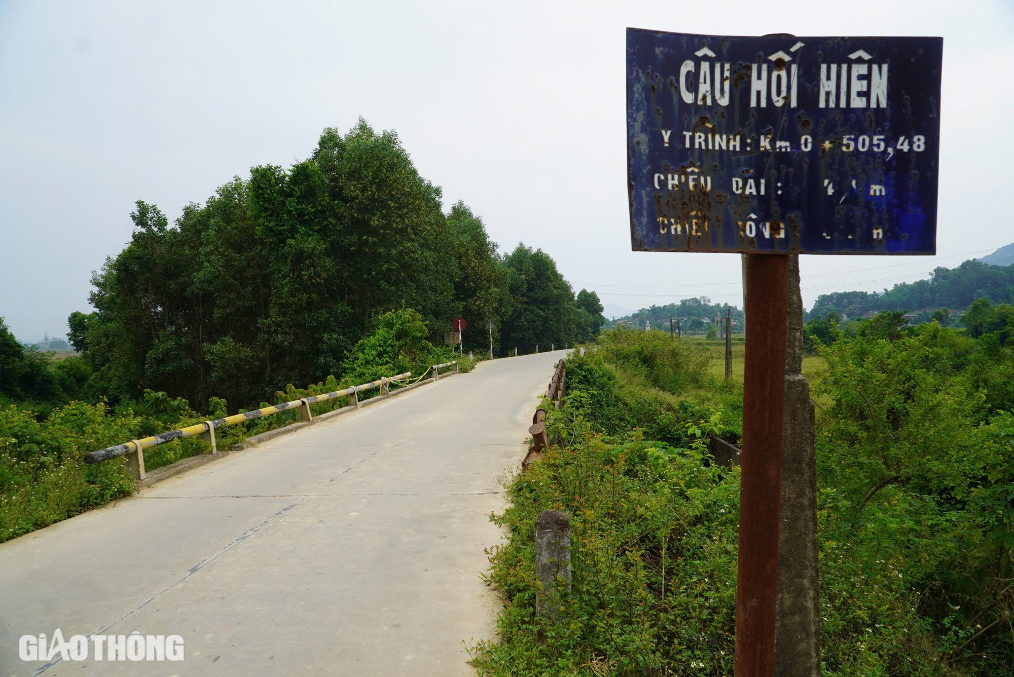 Cận cảnh cầu "thắt cổ chai" tr&ecirc;n đường 100 tỷ tiềm ẩn nguy cơ TNGT- Ảnh 2.