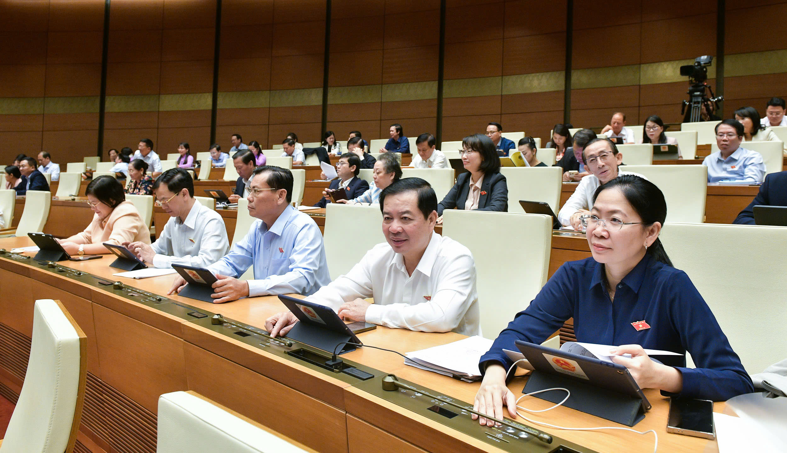 Quốc hội thông qua Luật Công chứng, cho phép công chứng viên hành nghề đến 70 tuổi- Ảnh 1. Quốc hội thông qua Luật Công chứng, cho phép công chứng viên hành nghề đến 70 tuổi- Ảnh 1.