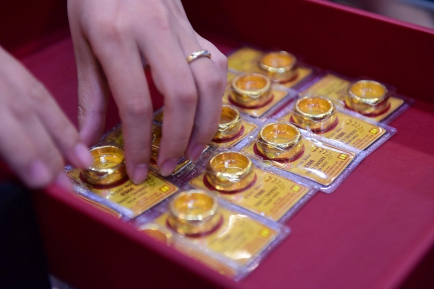 Gi&aacute; v&agrave;ng trong nước bốc hơi gần 2 triệu đồng/lượng- Ảnh 1.