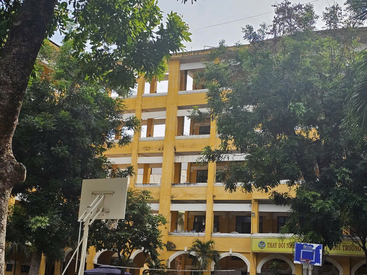 TP.HCM: Nghi ng&atilde; từ tầng 4, một học sinh lớp 11 tử vong- Ảnh 1.