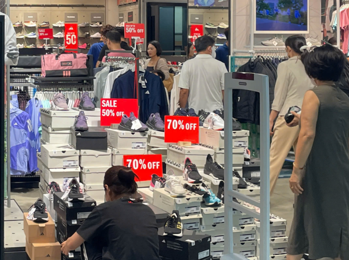 Cẩn trọng khi mua h&agrave;ng giảm gi&aacute; dịp Black Friday- Ảnh 2.