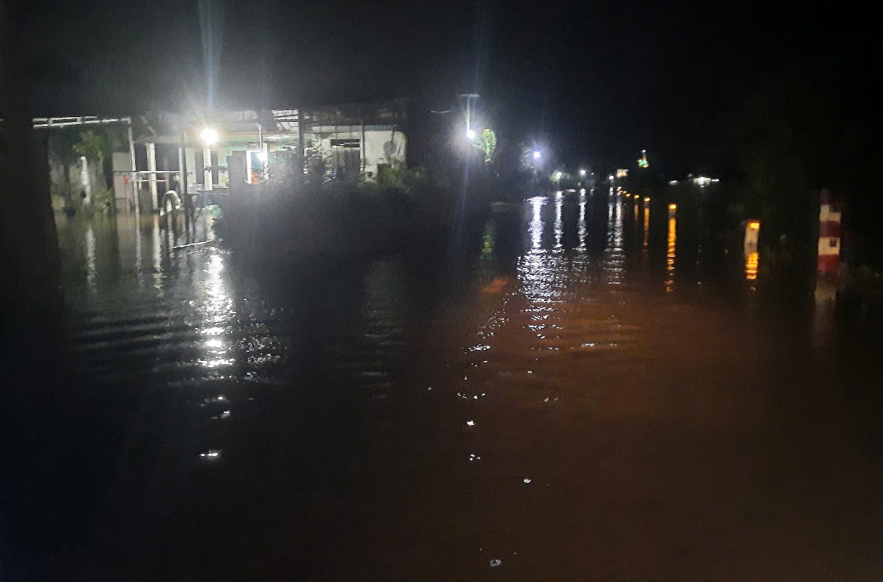 Thừa Thi&ecirc;n Huế: Nước lũ d&acirc;ng cao, QL49B bị ngập s&acirc;u nhiều đoạn- Ảnh 2.