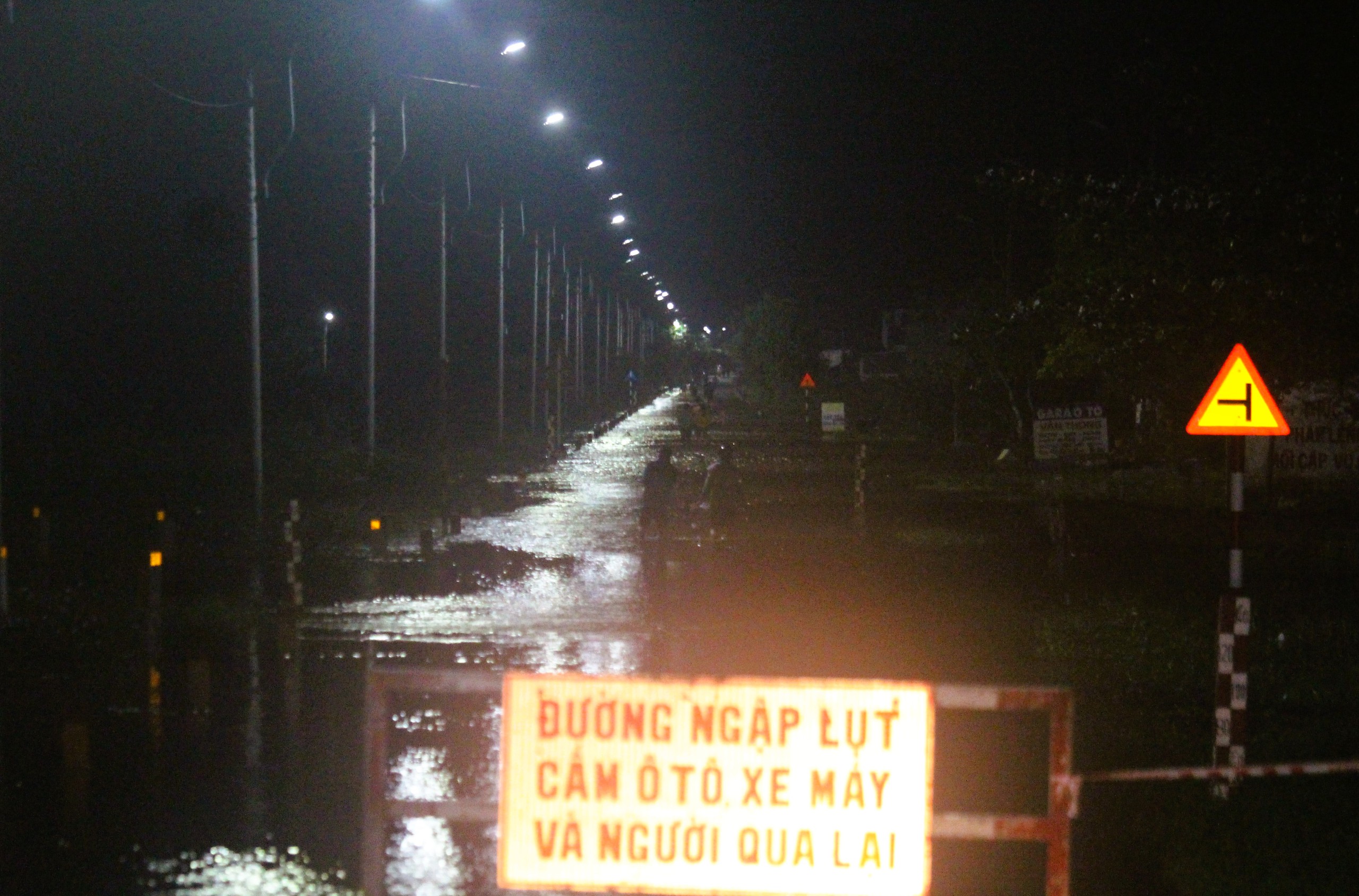 Thừa Thi&ecirc;n Huế: Nước lũ d&acirc;ng cao, QL49B bị ngập s&acirc;u nhiều đoạn- Ảnh 4.