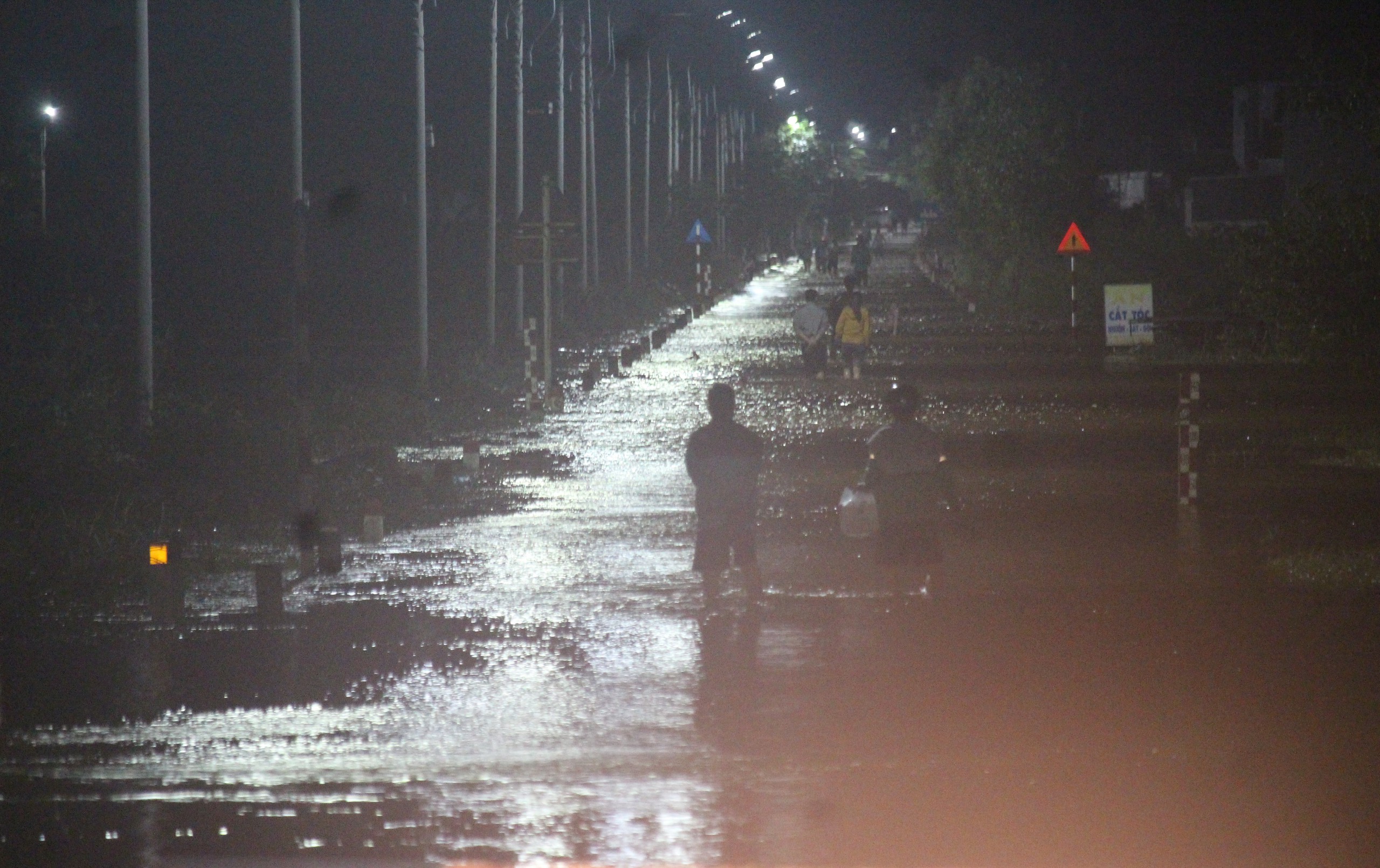 Thừa Thi&ecirc;n Huế: Nước lũ d&acirc;ng cao, QL49B bị ngập s&acirc;u nhiều đoạn- Ảnh 5.