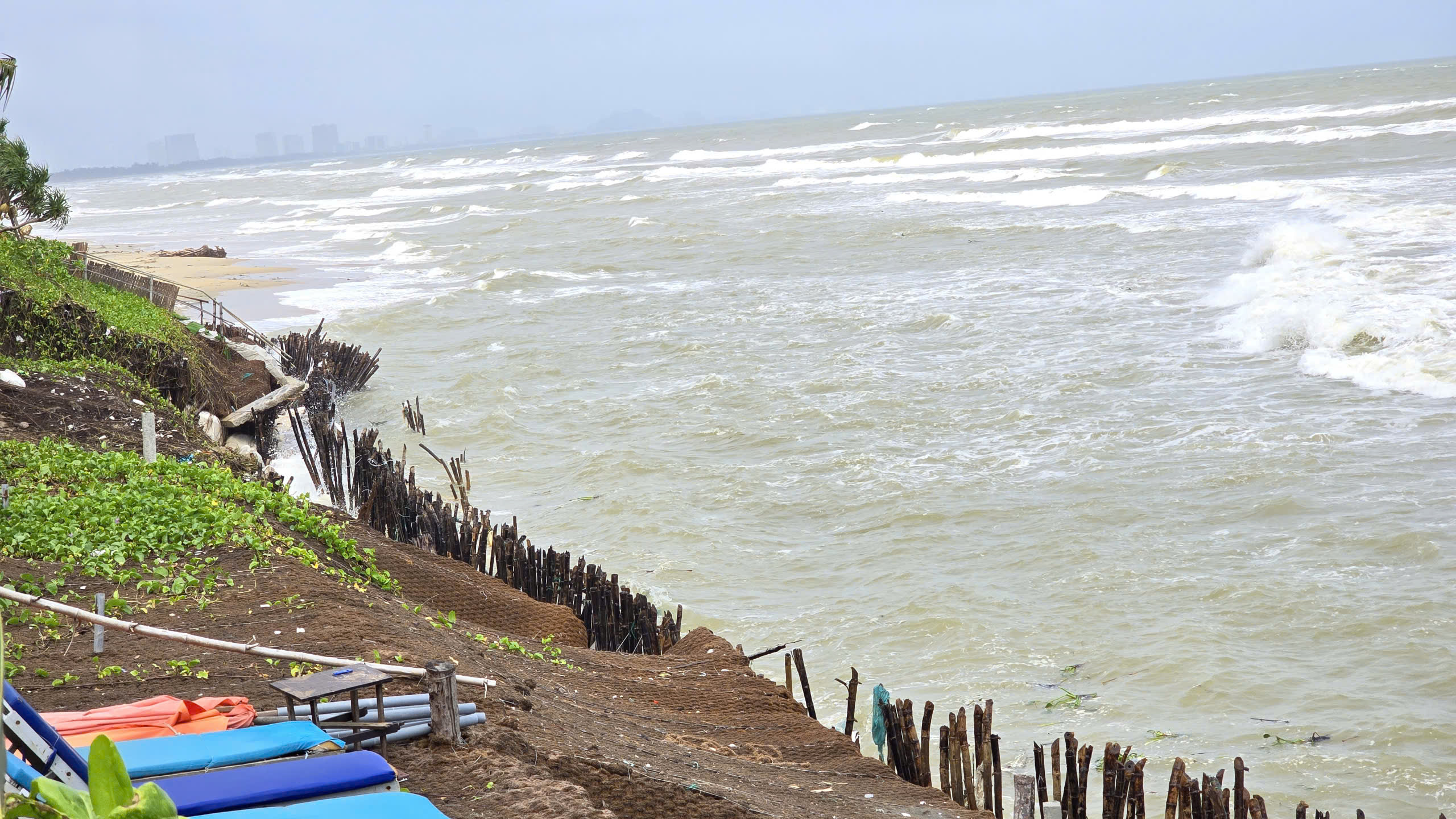 H&agrave;ng trăm m&eacute;t bờ biển Hội An sạt lở nghi&ecirc;m trọng- Ảnh 10.