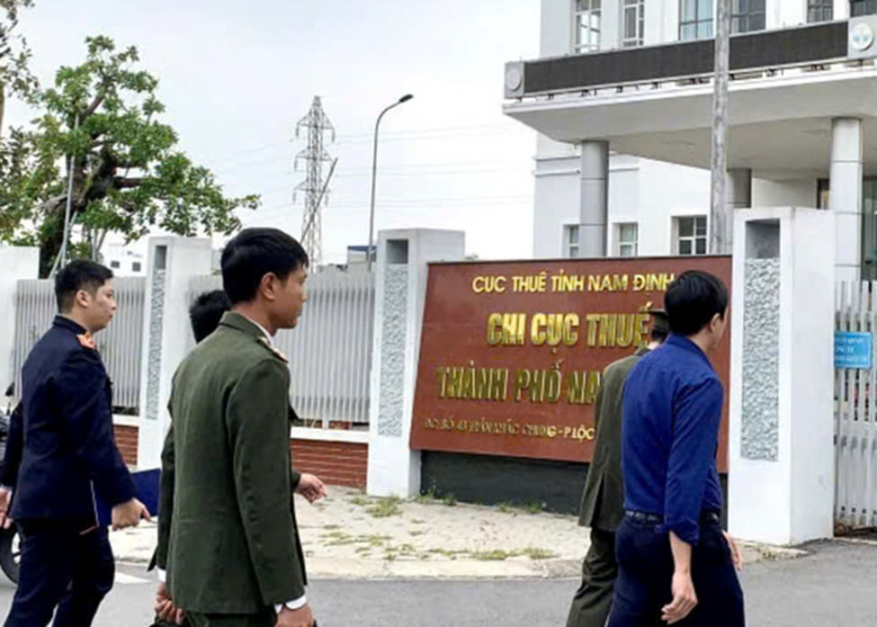 Bắt 2 c&aacute;n bộ thuế li&ecirc;n quan đường d&acirc;y mua b&aacute;n h&oacute;a đơn trị gi&aacute; trăm tỷ đồng ở Nam Định- Ảnh 1.