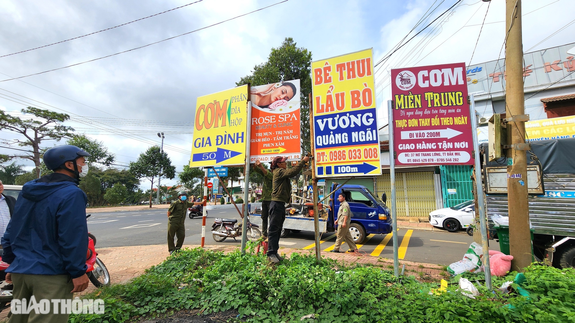 Loạn biển báo, quảng cáo vi phạm hành lang đường Hồ Chí Minh- Ảnh 1. Loạn biển báo, quảng cáo vi phạm hành lang đường Hồ Chí Minh- Ảnh 1.