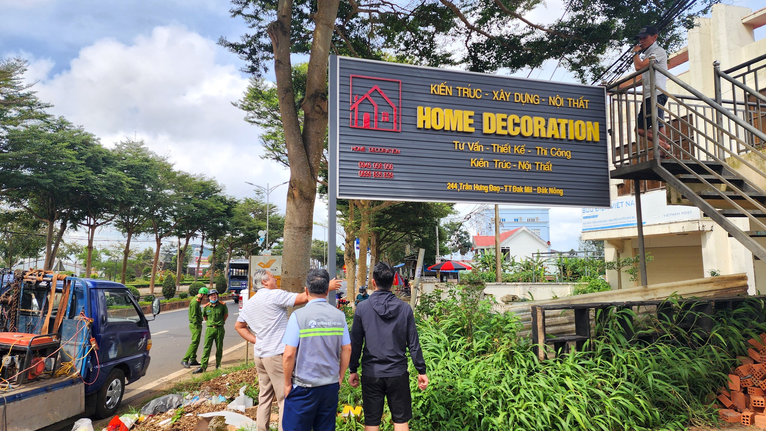 Loạn biển báo, quảng cáo vi phạm hành lang đường Hồ Chí Minh- Ảnh 3. Loạn biển báo, quảng cáo vi phạm hành lang đường Hồ Chí Minh- Ảnh 3.