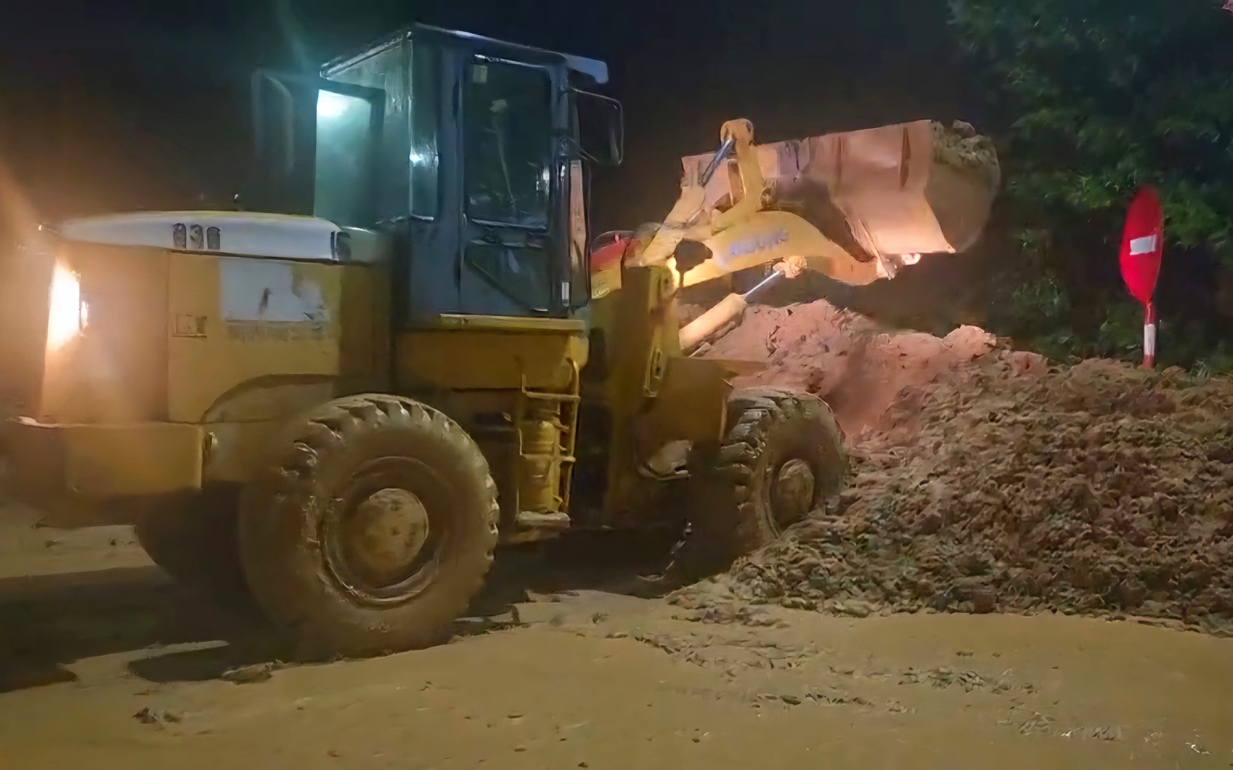 Xuy&ecirc;n đ&ecirc;m khắc phục sạt lở đường Hồ Ch&iacute; Minh qua Quảng Nam
