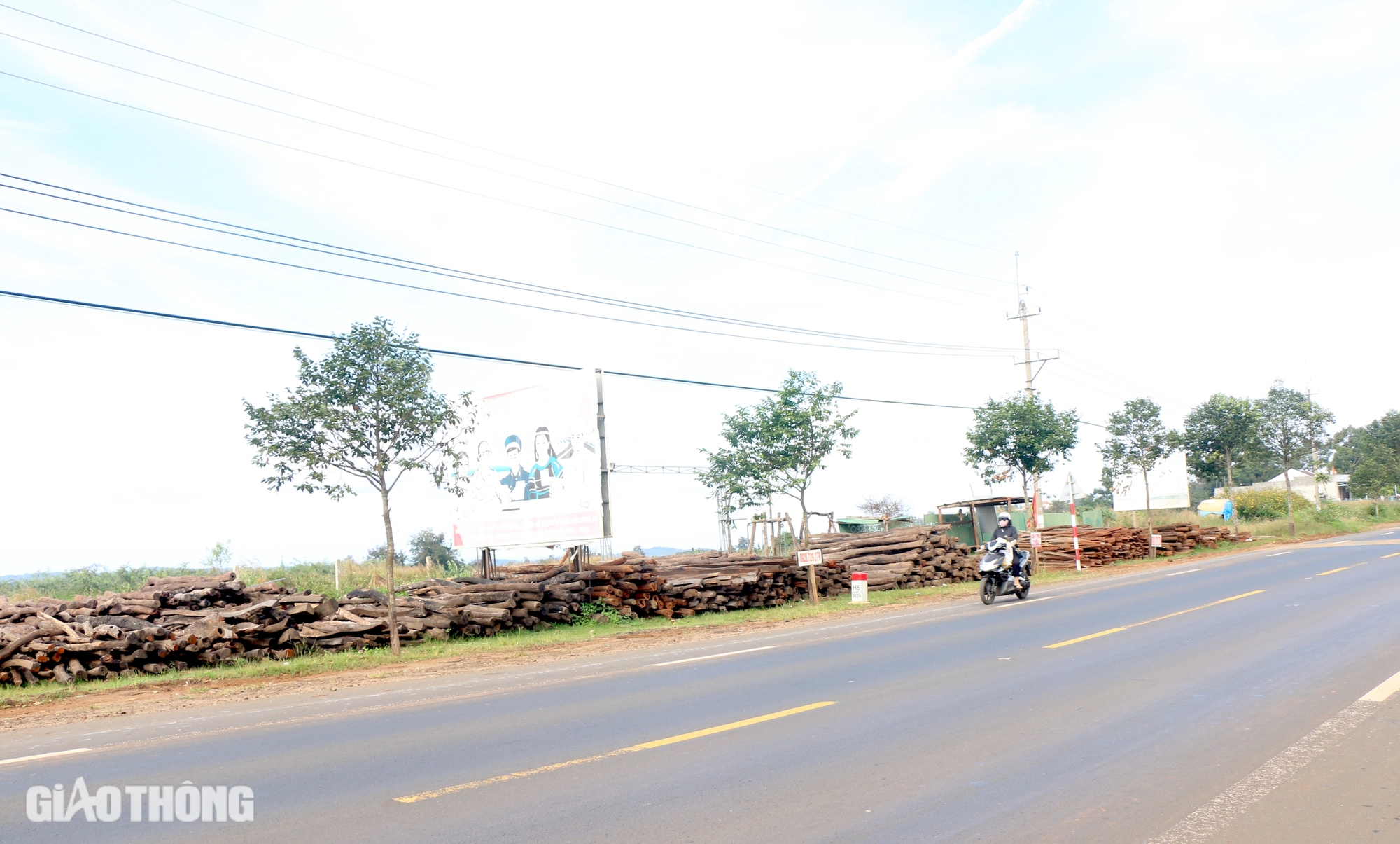 Loạn biển báo, quảng cáo vi phạm hành lang đường Hồ Chí Minh- Ảnh 9. Loạn biển báo, quảng cáo vi phạm hành lang đường Hồ Chí Minh- Ảnh 9.