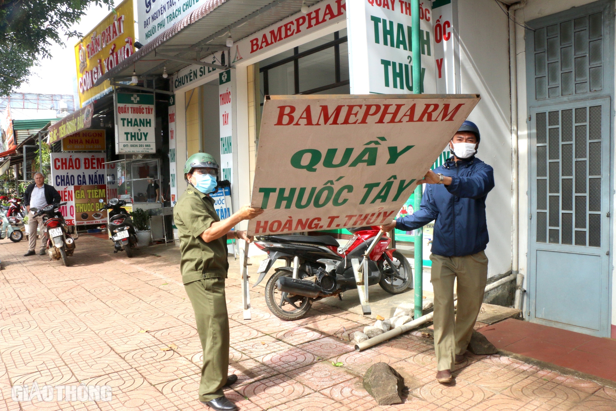 Loạn biển báo, quảng cáo vi phạm hành lang đường Hồ Chí Minh- Ảnh 7. Loạn biển báo, quảng cáo vi phạm hành lang đường Hồ Chí Minh- Ảnh 7.