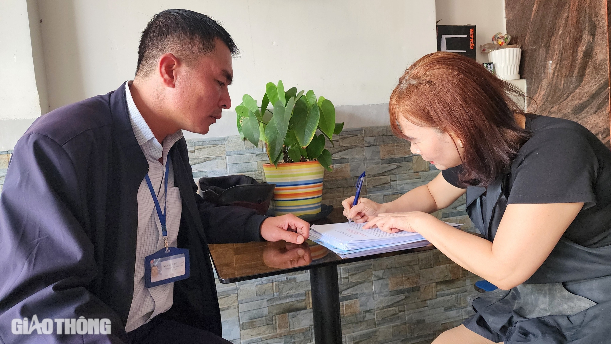 Loạn biển báo, quảng cáo vi phạm hành lang đường Hồ Chí Minh- Ảnh 11. Loạn biển báo, quảng cáo vi phạm hành lang đường Hồ Chí Minh- Ảnh 11.