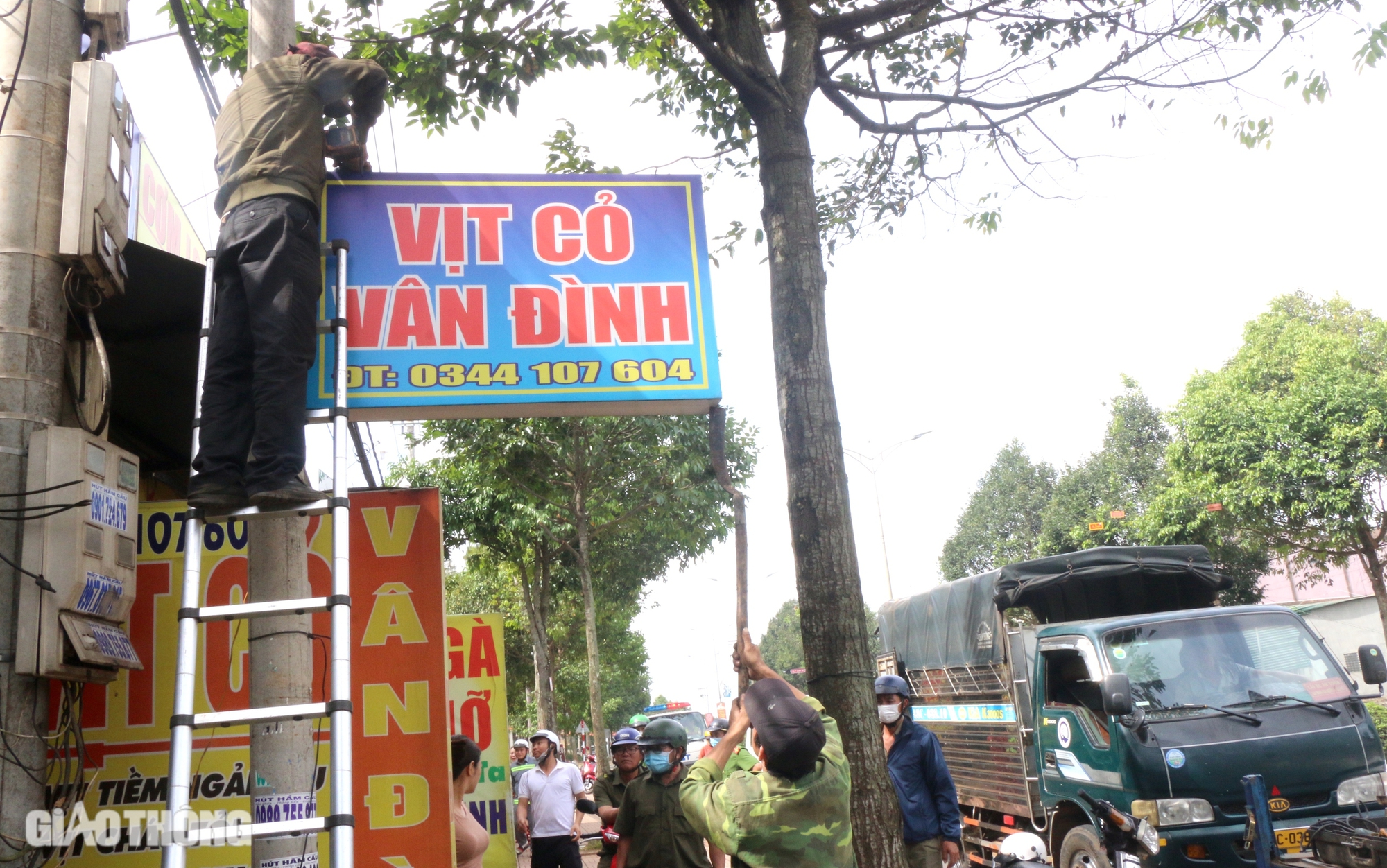 Loạn biển báo, quảng cáo vi phạm hành lang đường Hồ Chí Minh- Ảnh 12. Loạn biển báo, quảng cáo vi phạm hành lang đường Hồ Chí Minh- Ảnh 12.