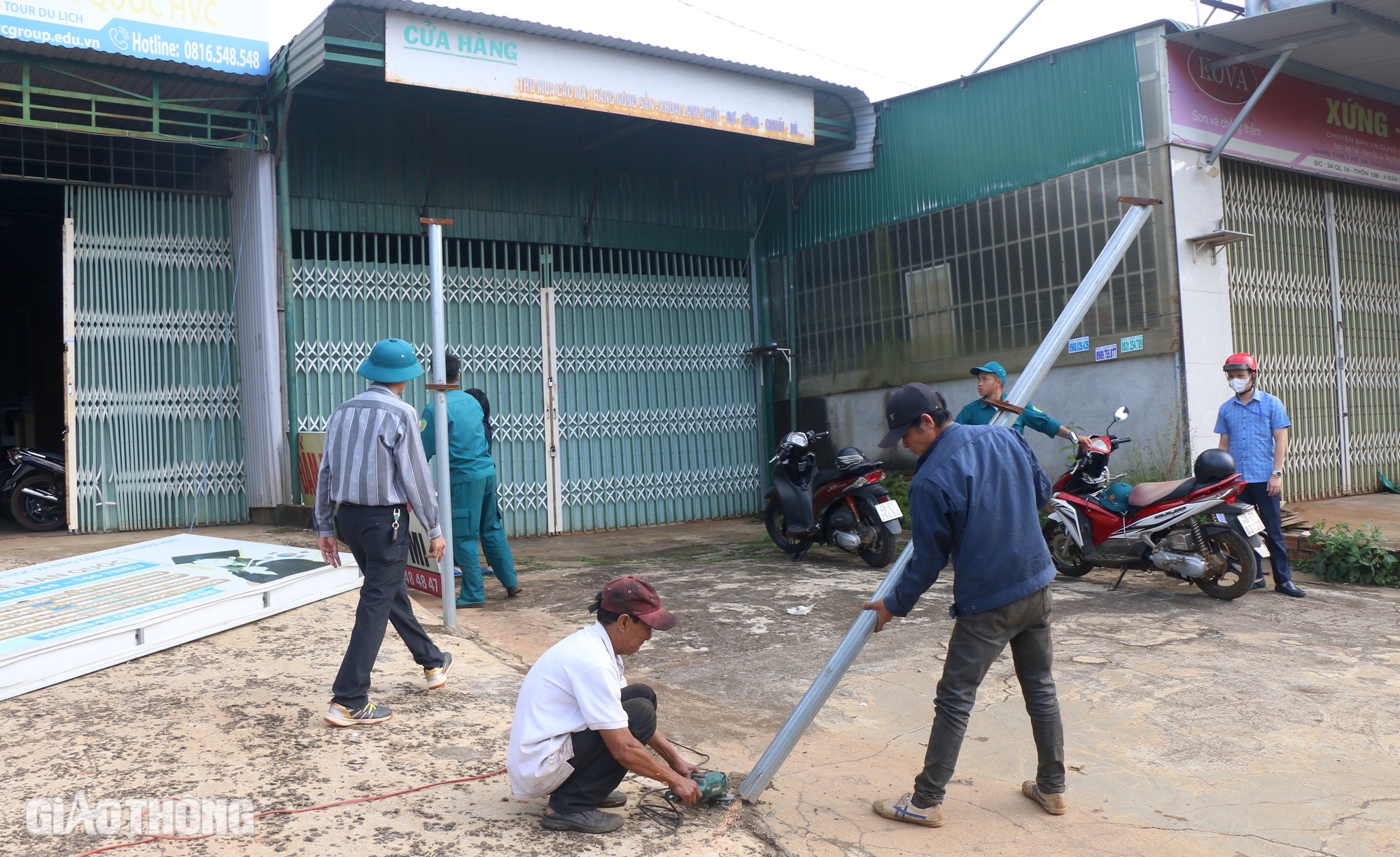 Loạn biển báo, quảng cáo vi phạm hành lang đường Hồ Chí Minh- Ảnh 13. Loạn biển báo, quảng cáo vi phạm hành lang đường Hồ Chí Minh- Ảnh 13.