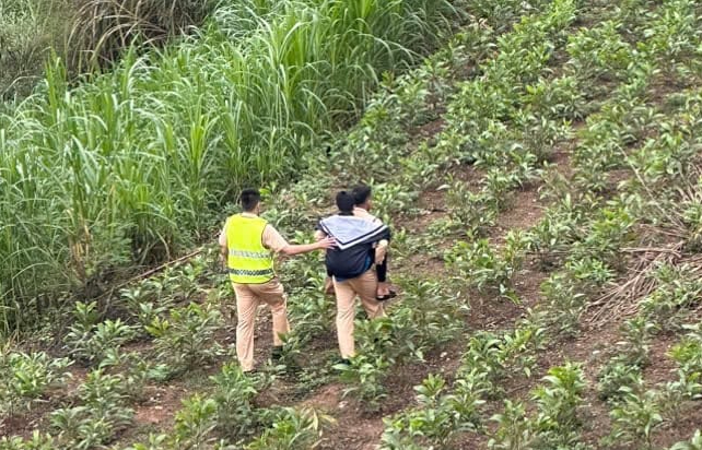 Hai CSGT lao xuống s&ocirc;ng cứu nam sinh nhảy cầu ở Nghệ An- Ảnh 1.