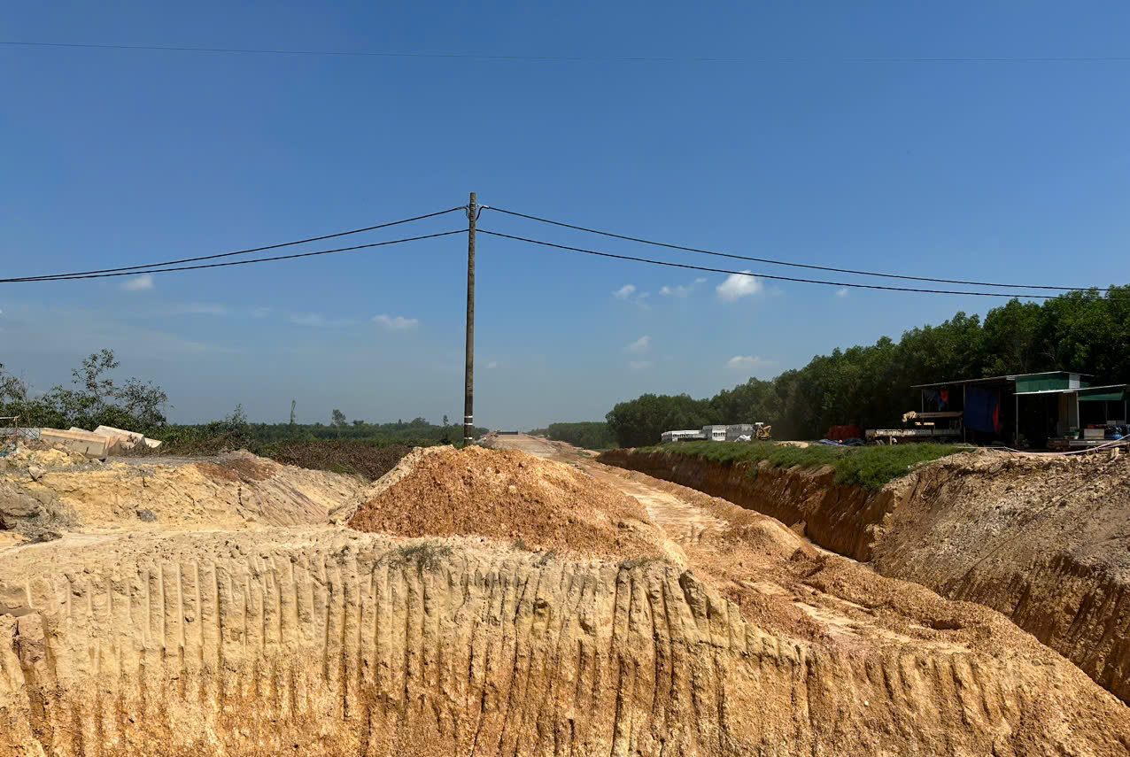 Gỡ vướng mặt bằng, đẩy tiến độ cao tốc Quảng Ng&atilde;i - Ho&agrave;i Nhơn- Ảnh 2.