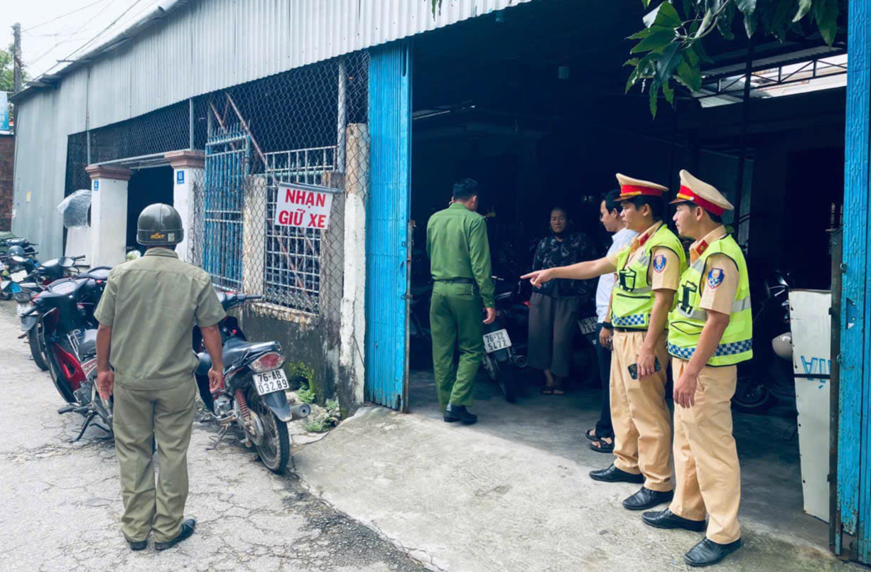 Học sinh đi xe m&aacute;y đến trường ph&acirc;n bua xe đạp hỏng, CSGT ki&ecirc;n quyết xử phạt- Ảnh 3.