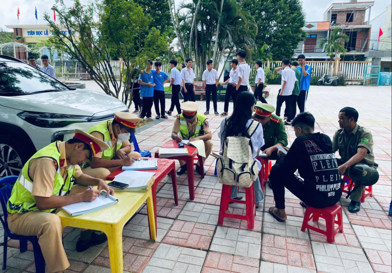 Học sinh đi xe m&aacute;y đến trường ph&acirc;n bua xe đạp hỏng, CSGT ki&ecirc;n quyết xử phạt- Ảnh 4.