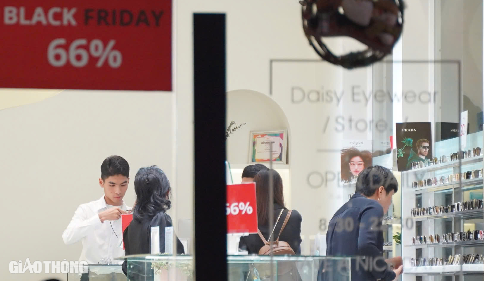 Gi&oacute; lạnh tr&agrave;n về, người H&agrave; Nội đi săn h&agrave;ng Black Friday sớm- Ảnh 8.