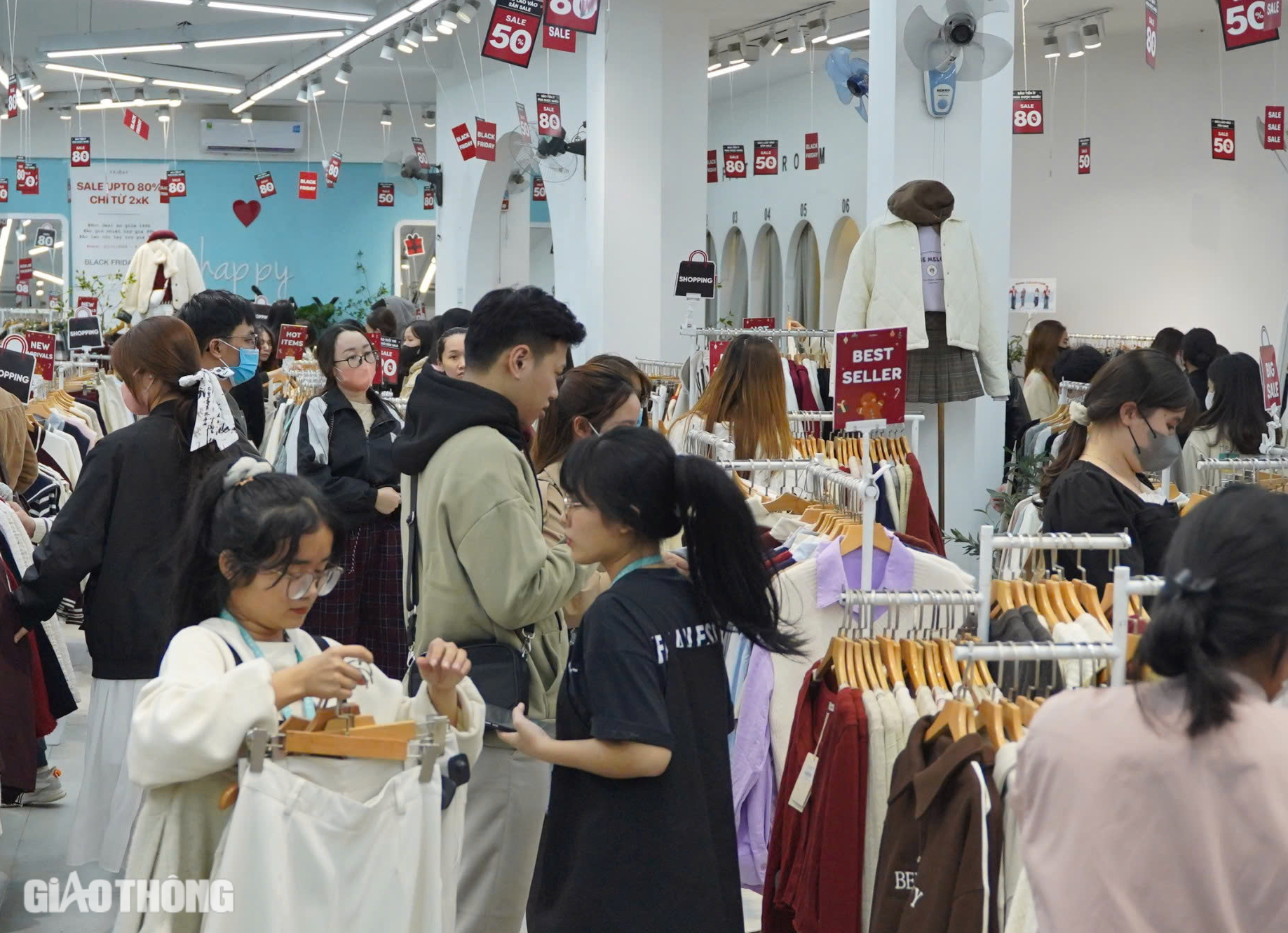 Gi&oacute; lạnh tr&agrave;n về, người H&agrave; Nội đi săn h&agrave;ng Black Friday sớm- Ảnh 13.
