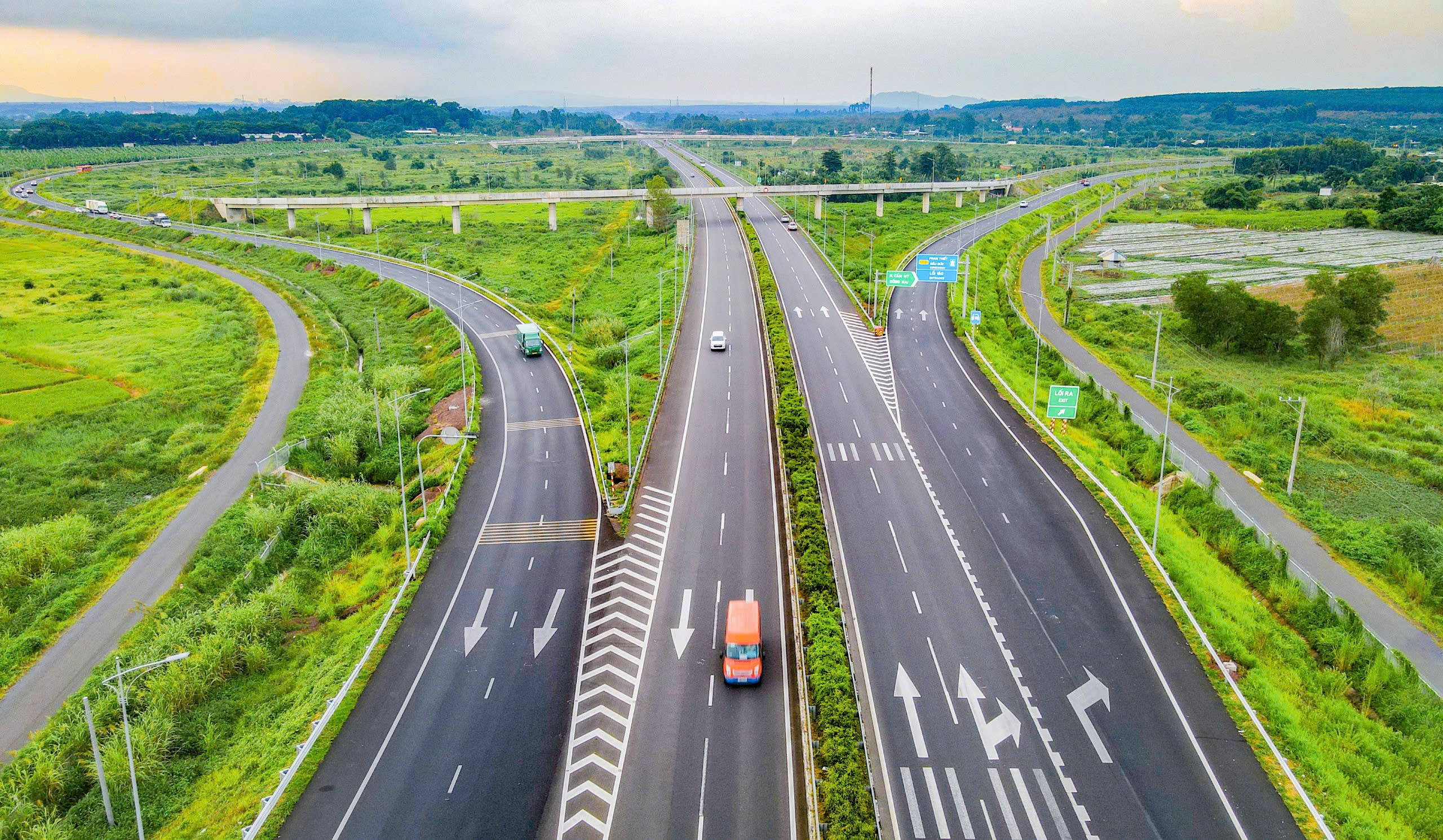 Bộ GTVT n&ecirc;u 5 ưu điểm khi giao VEC đầu tư mở rộng cao tốc TP.HCM - Long Th&agrave;nh- Ảnh 1.