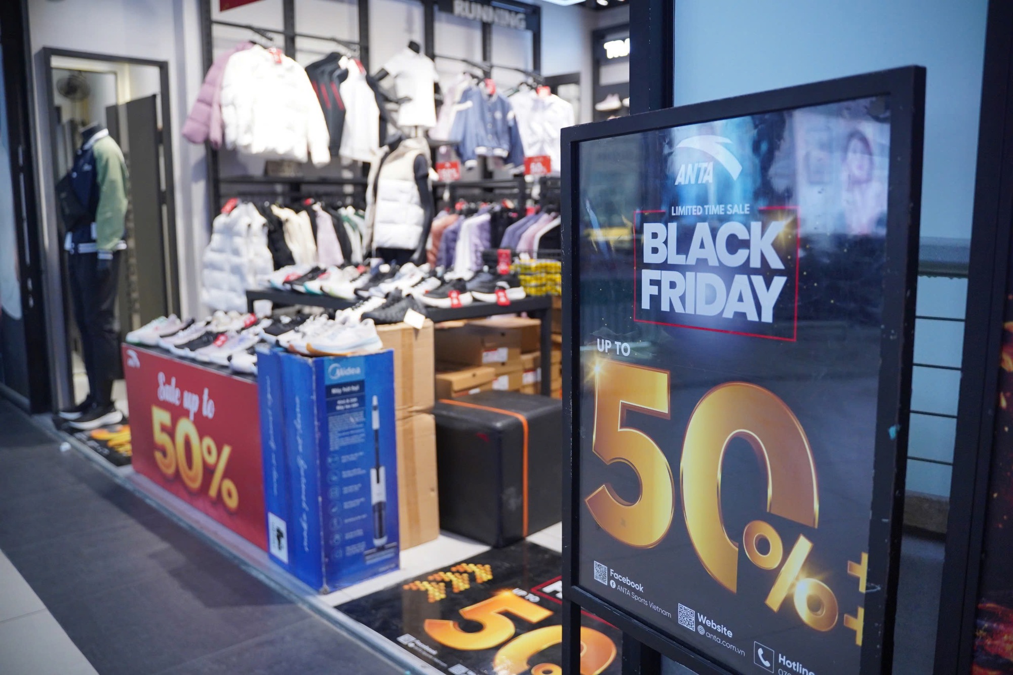 Gi&oacute; lạnh tr&agrave;n về, người H&agrave; Nội đi săn h&agrave;ng Black Friday sớm- Ảnh 9.