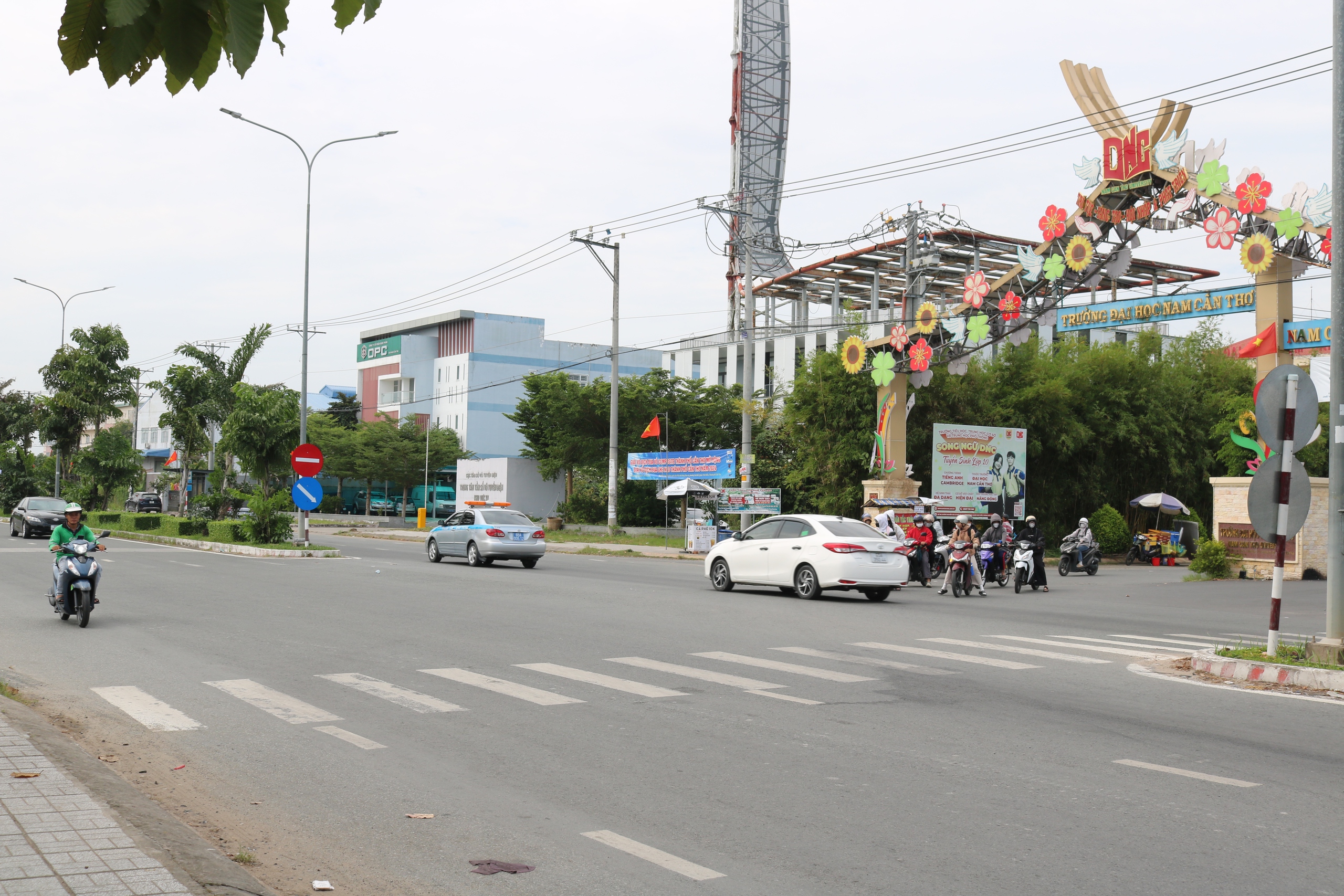 Sớm xử l&yacute; t&igrave;nh trạng mất ATGT trước cổng trường Đại học Nam Cần Thơ- Ảnh 1.