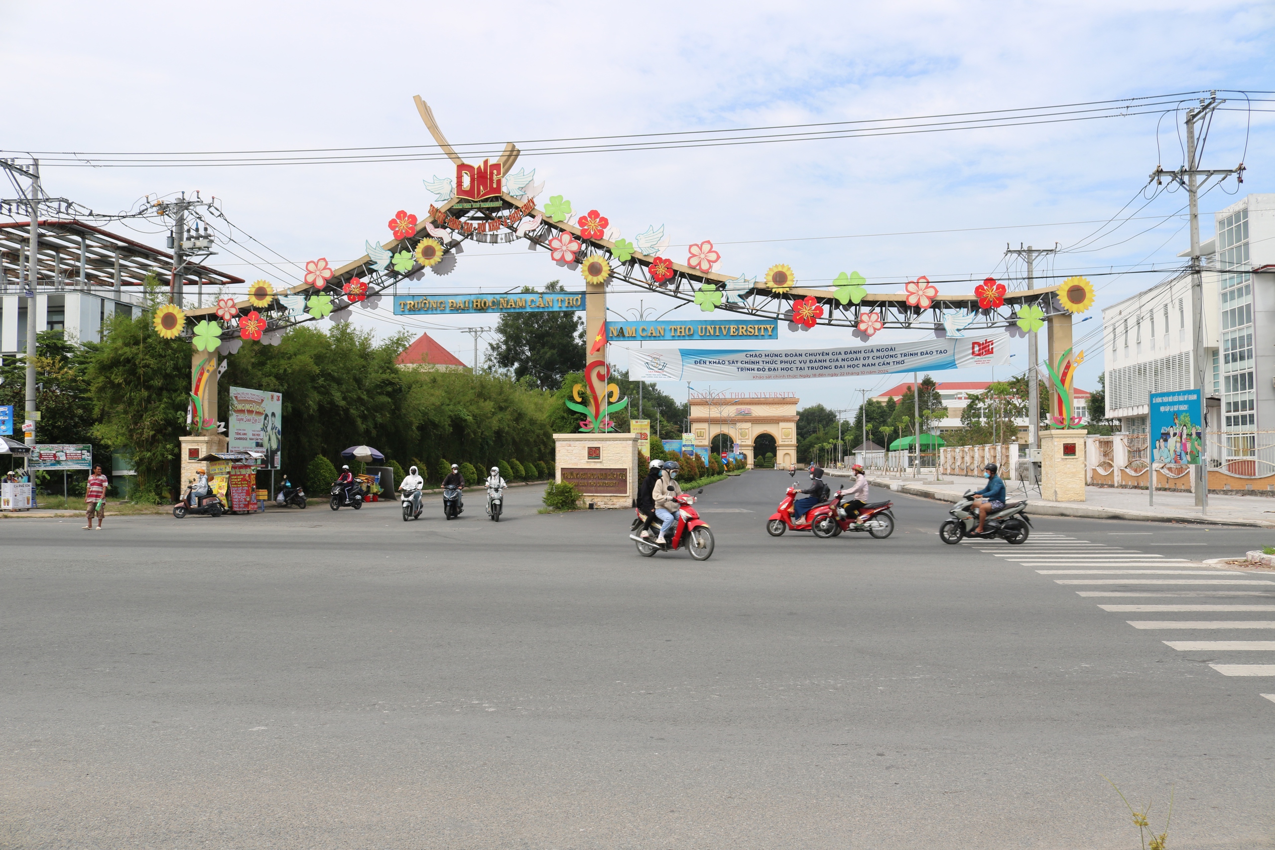 Sớm xử l&yacute; t&igrave;nh trạng mất ATGT trước cổng trường Đại học Nam Cần Thơ- Ảnh 2.