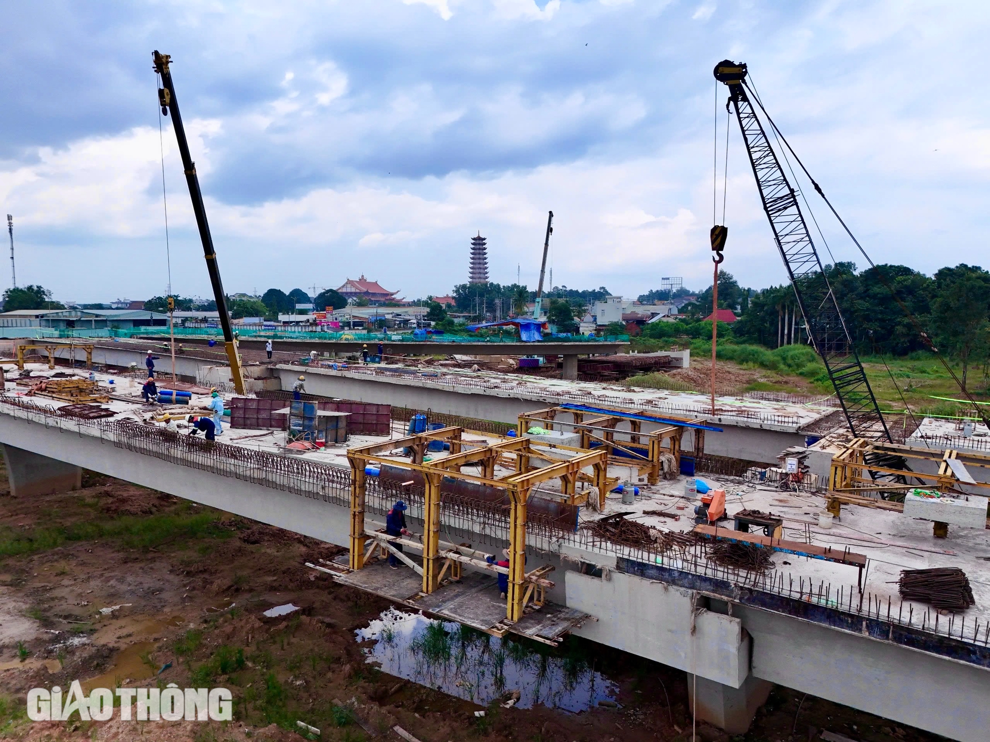 To&agrave;n cảnh thi c&ocirc;ng hai n&uacute;t giao lớn dẫn v&agrave;o s&acirc;n bay Long Th&agrave;nh- Ảnh 10.