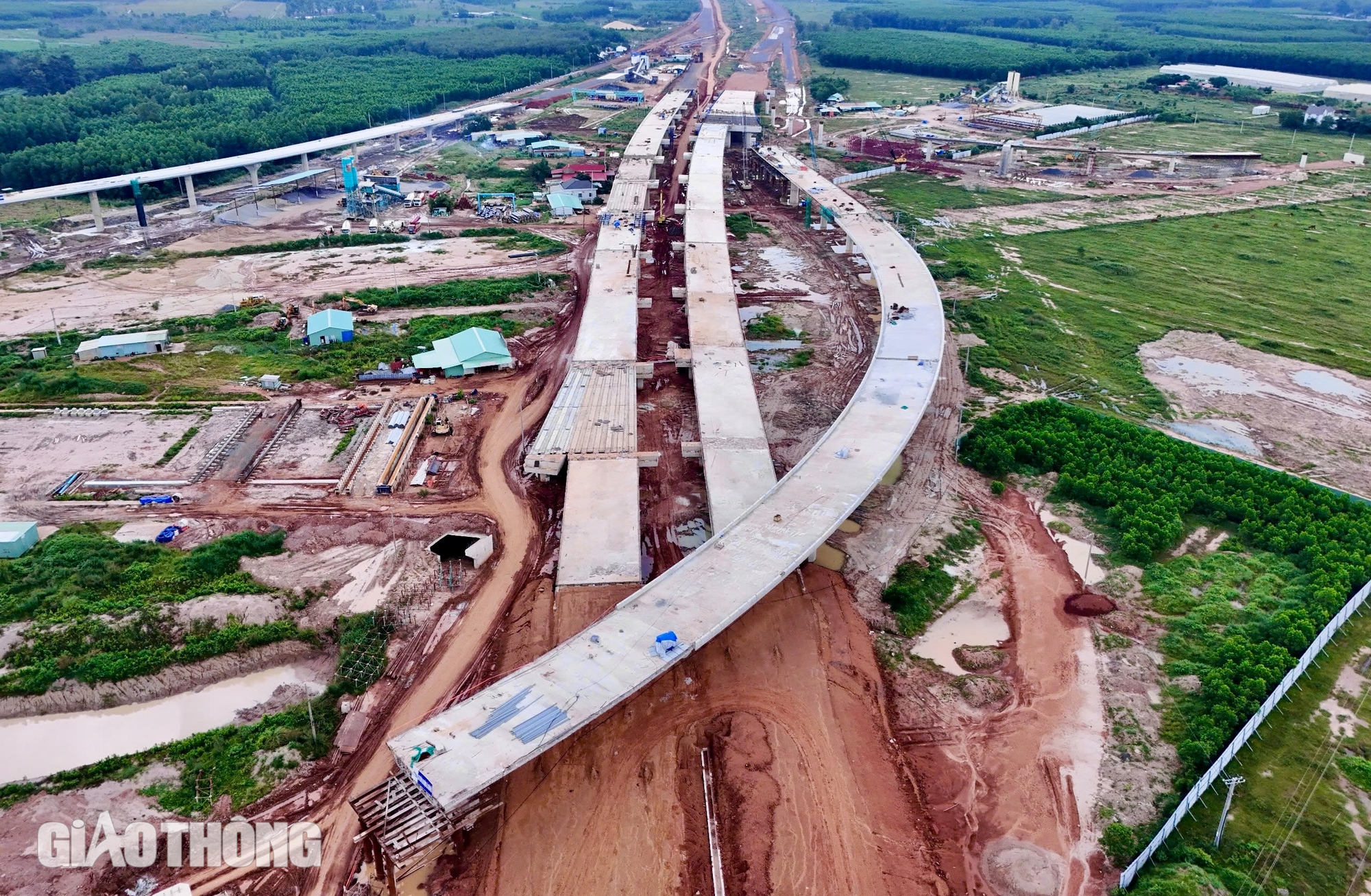 To&agrave;n cảnh thi c&ocirc;ng hai n&uacute;t giao lớn dẫn v&agrave;o s&acirc;n bay Long Th&agrave;nh- Ảnh 7.