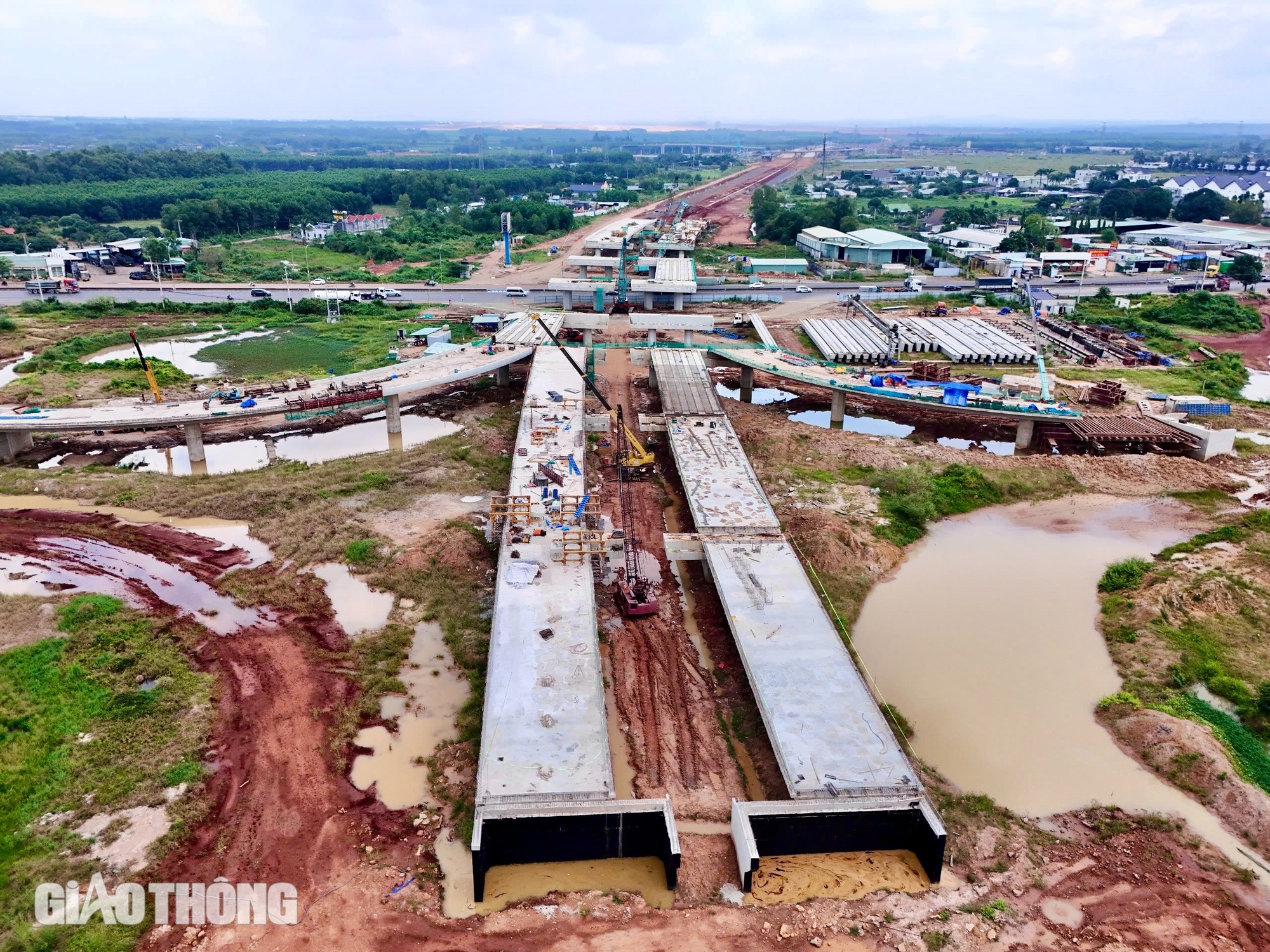 To&agrave;n cảnh thi c&ocirc;ng hai n&uacute;t giao lớn dẫn v&agrave;o s&acirc;n bay Long Th&agrave;nh- Ảnh 9.