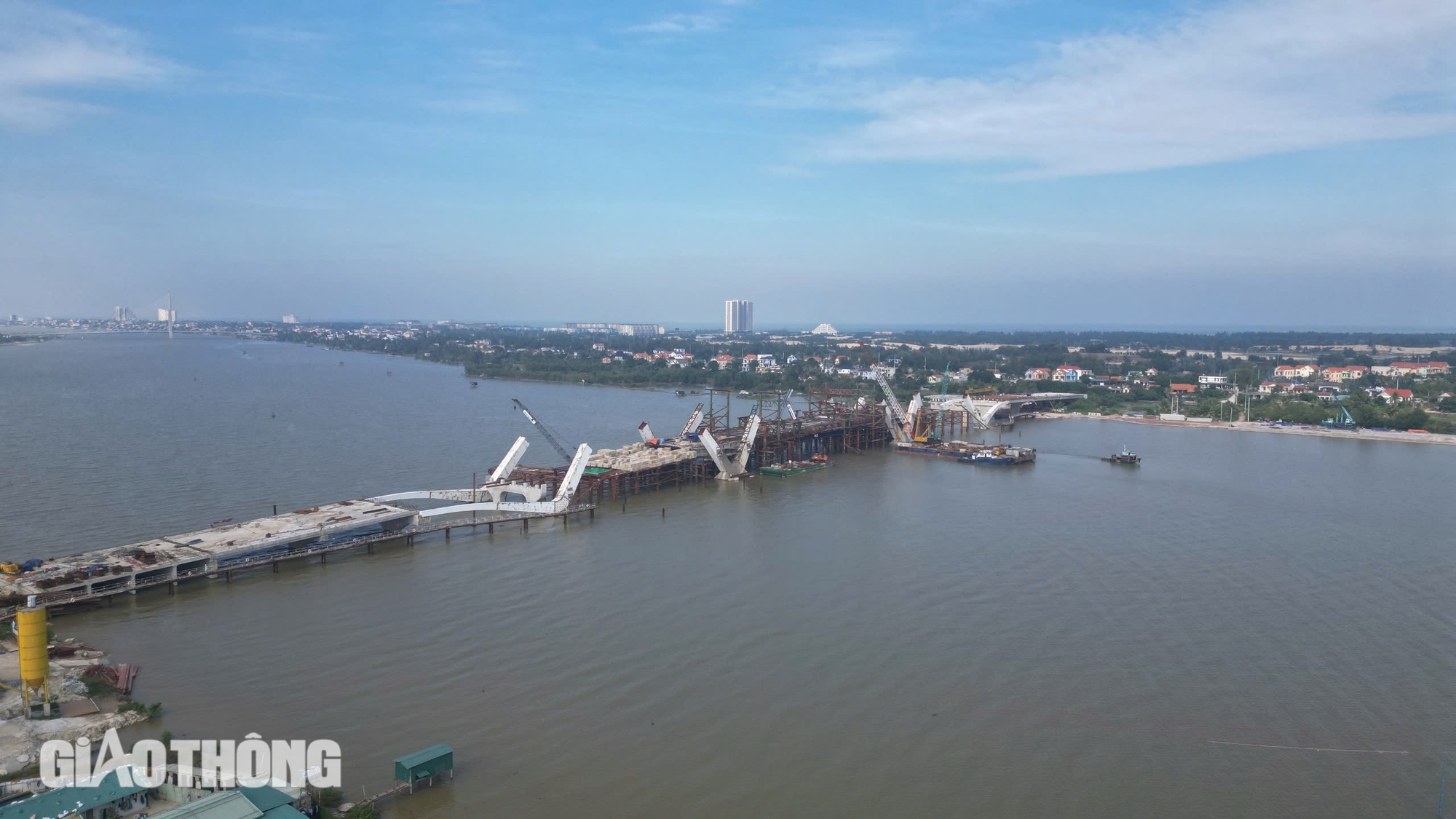 Giữa th&aacute;ng 12 hợp long nhịp giữa cầu Nhật Lệ 3- Ảnh 1.