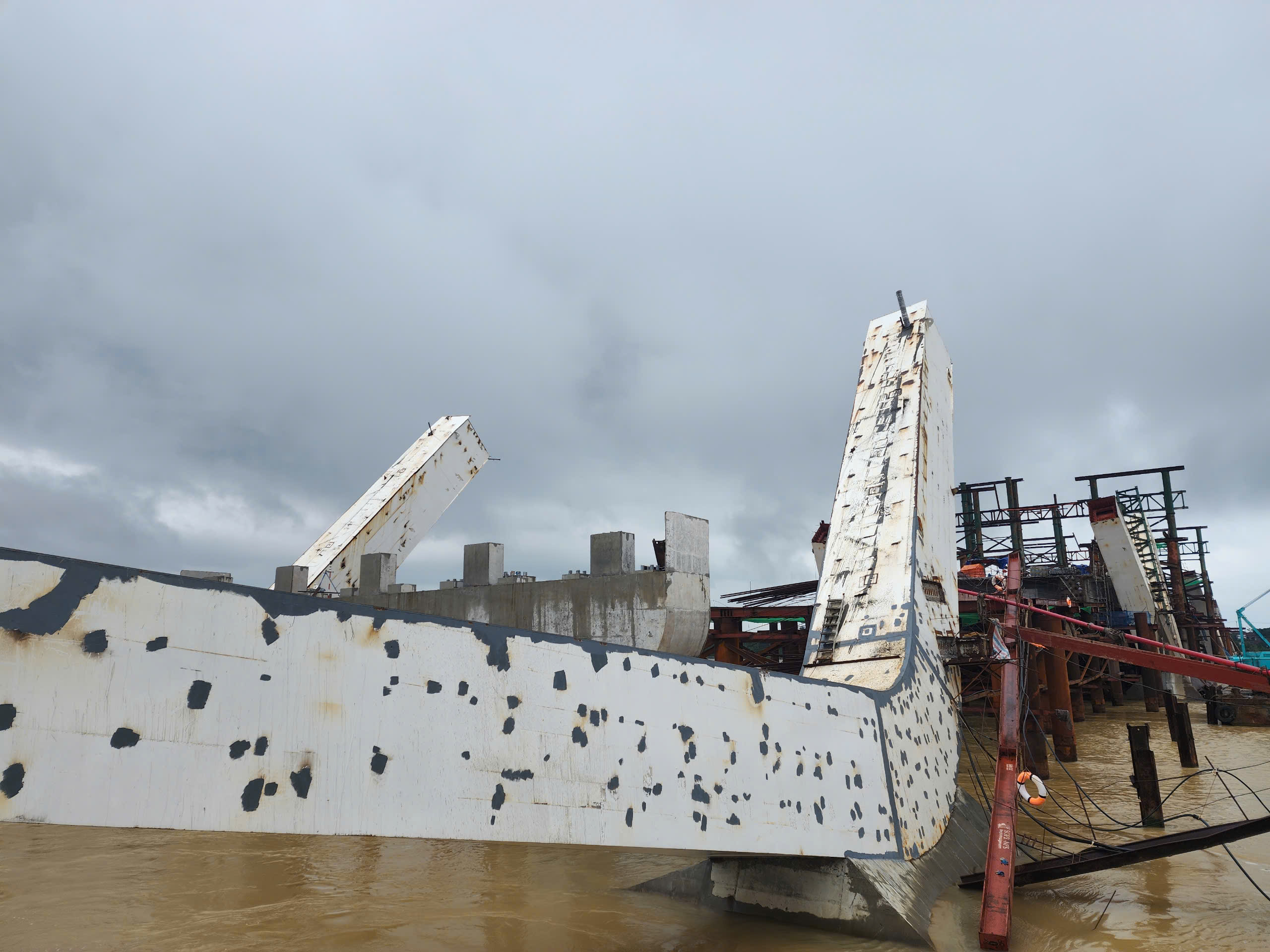 Giữa th&aacute;ng 12 hợp long nhịp giữa cầu Nhật Lệ 3- Ảnh 7.