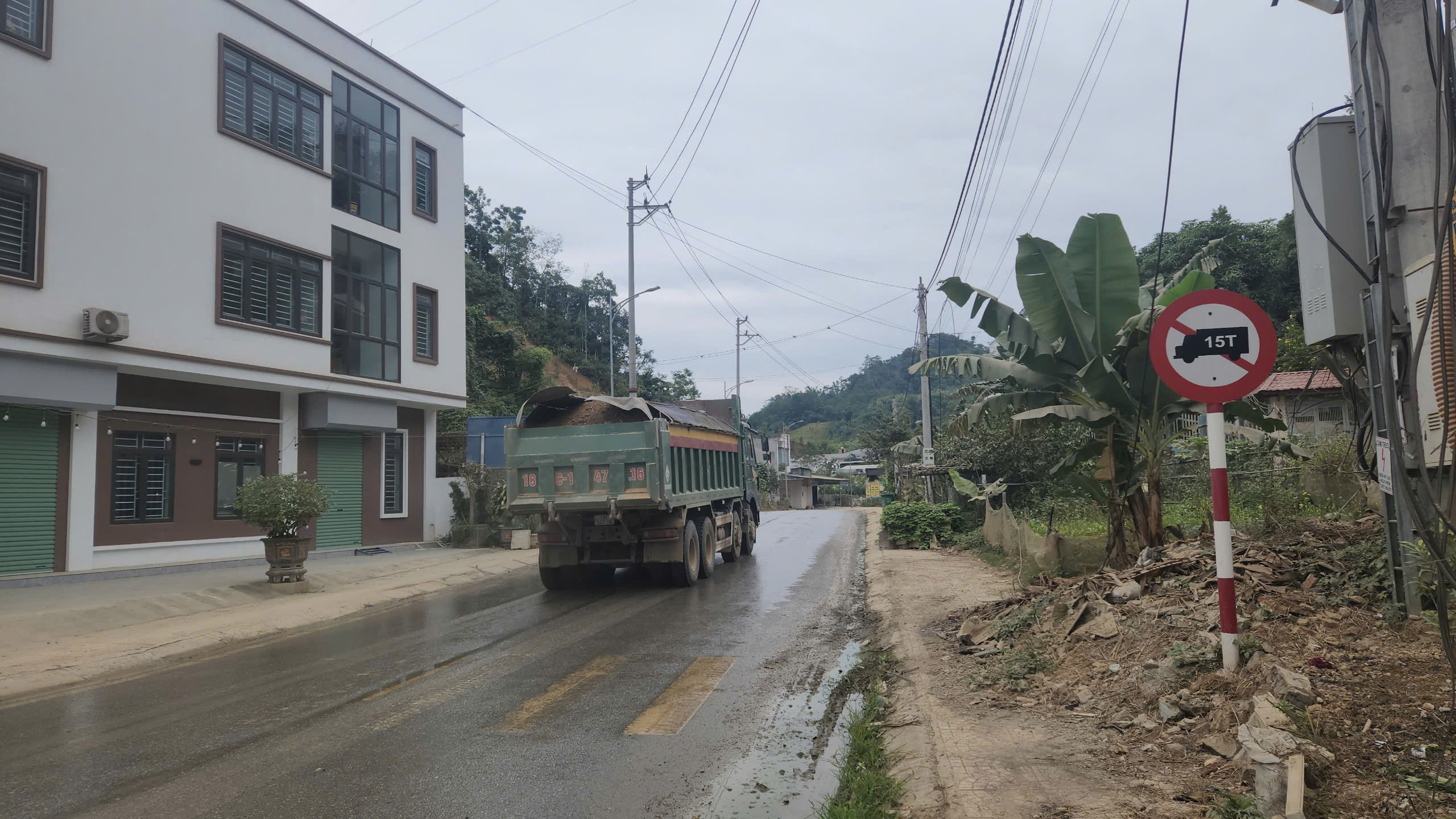 Bắc Kạn: Xe qu&aacute; tải rầm rập tr&ecirc;n đường, d&acirc;n phập phồng lo tai nạn- Ảnh 7.