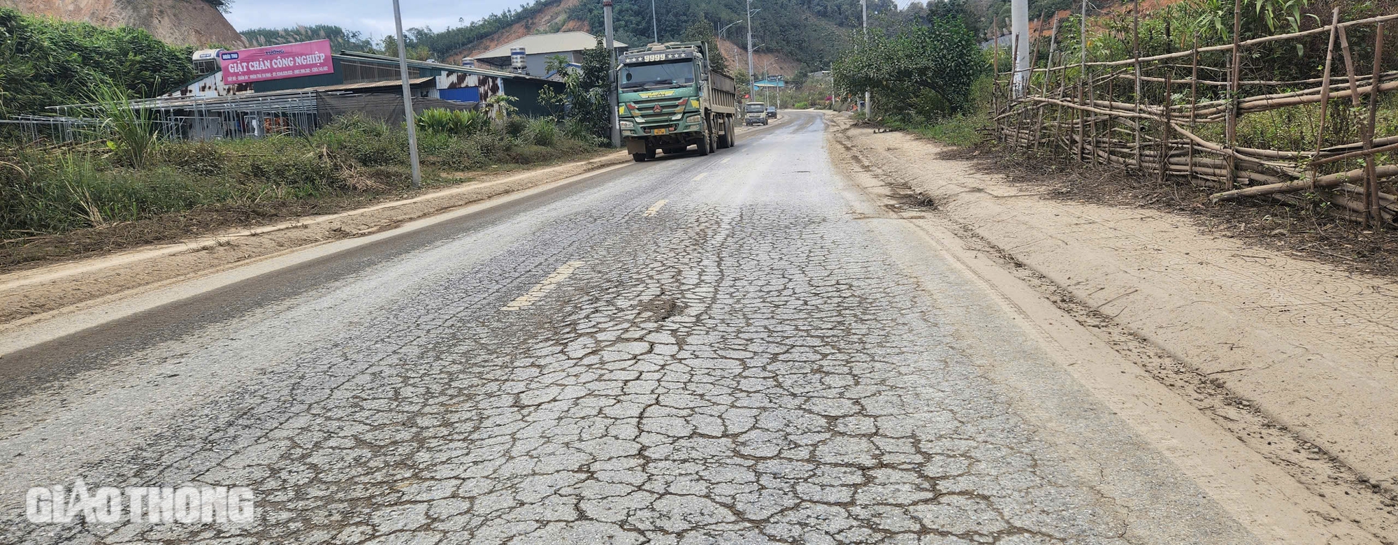 Bắc Kạn: Xe qu&aacute; tải rầm rập tr&ecirc;n đường, d&acirc;n phập phồng lo tai nạn- Ảnh 12.