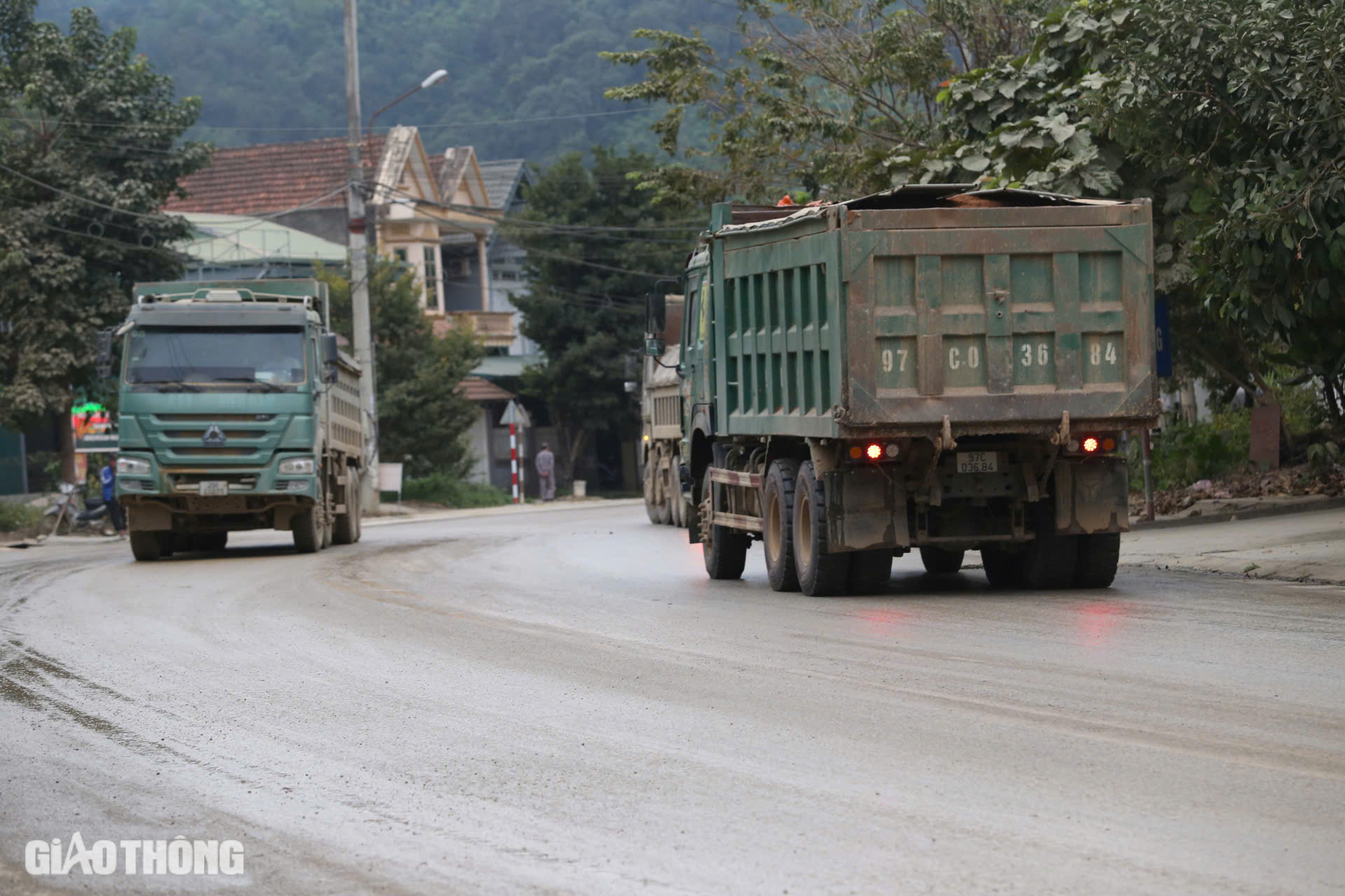 Bắc Kạn: Xe qu&aacute; tải rầm rập tr&ecirc;n đường, d&acirc;n phập phồng lo tai nạn- Ảnh 1.