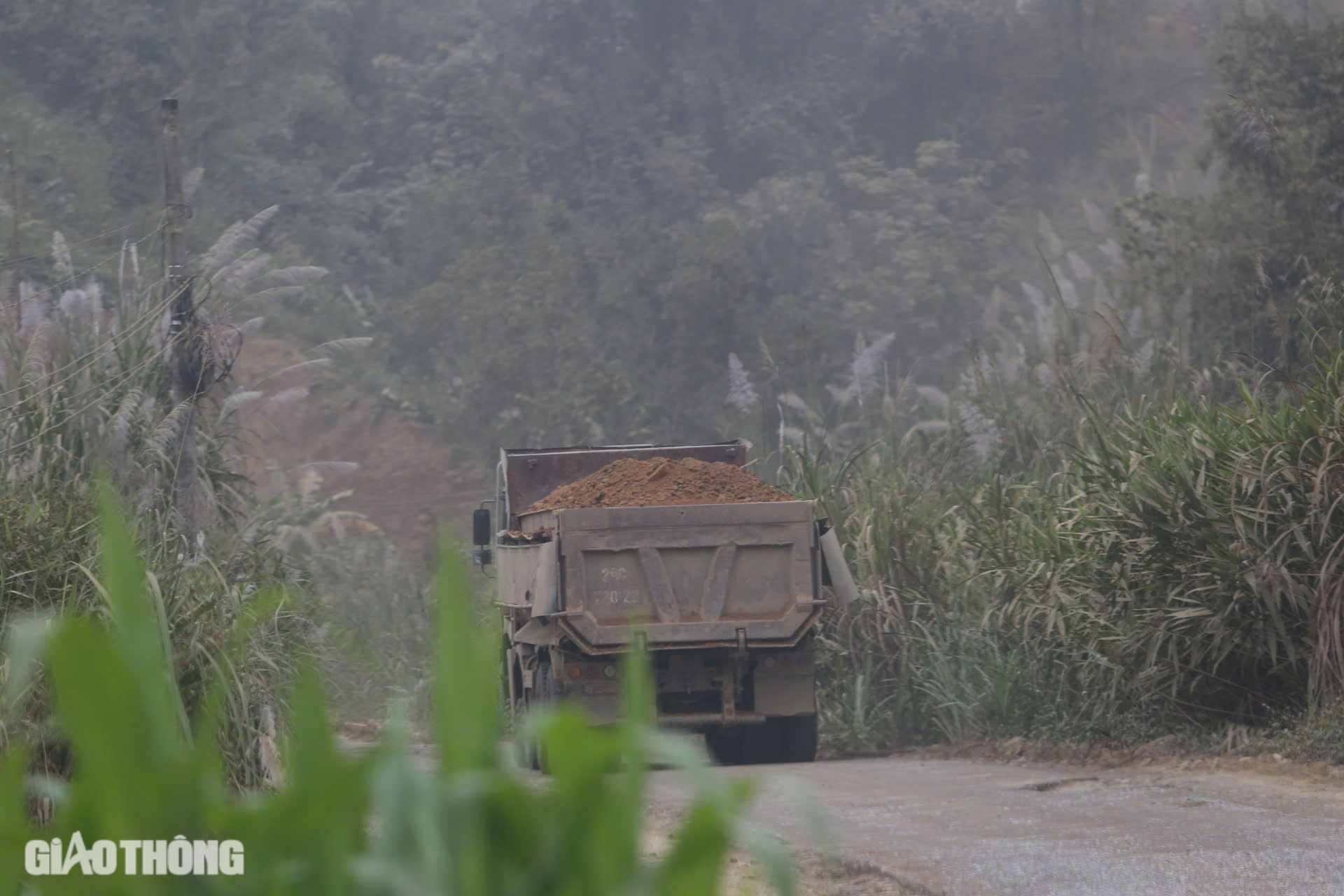 Bắc Kạn: Xe qu&aacute; tải rầm rập tr&ecirc;n đường, d&acirc;n phập phồng lo tai nạn- Ảnh 14.