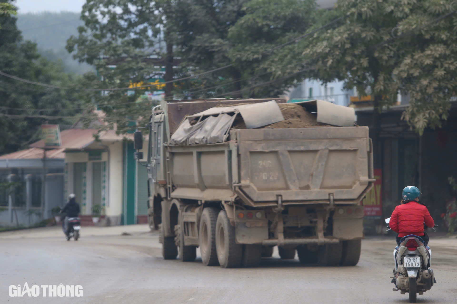 Bắc Kạn: Xe qu&aacute; tải rầm rập tr&ecirc;n đường, d&acirc;n phập phồng lo tai nạn- Ảnh 2.
