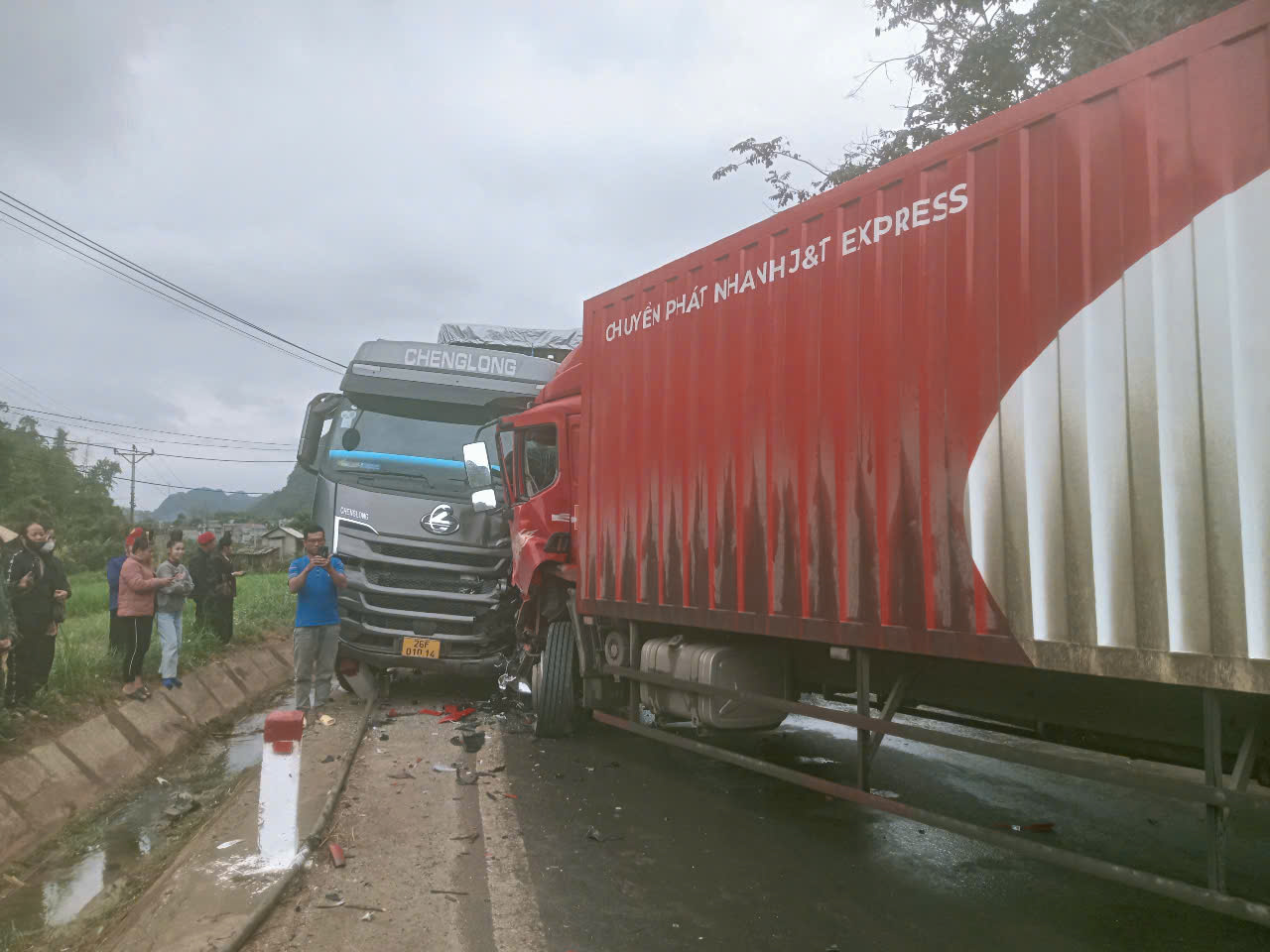 Tai nạn li&ecirc;n ho&agrave;n tr&ecirc;n QL6 qua Sơn La, 2 người bị thương- Ảnh 1.
